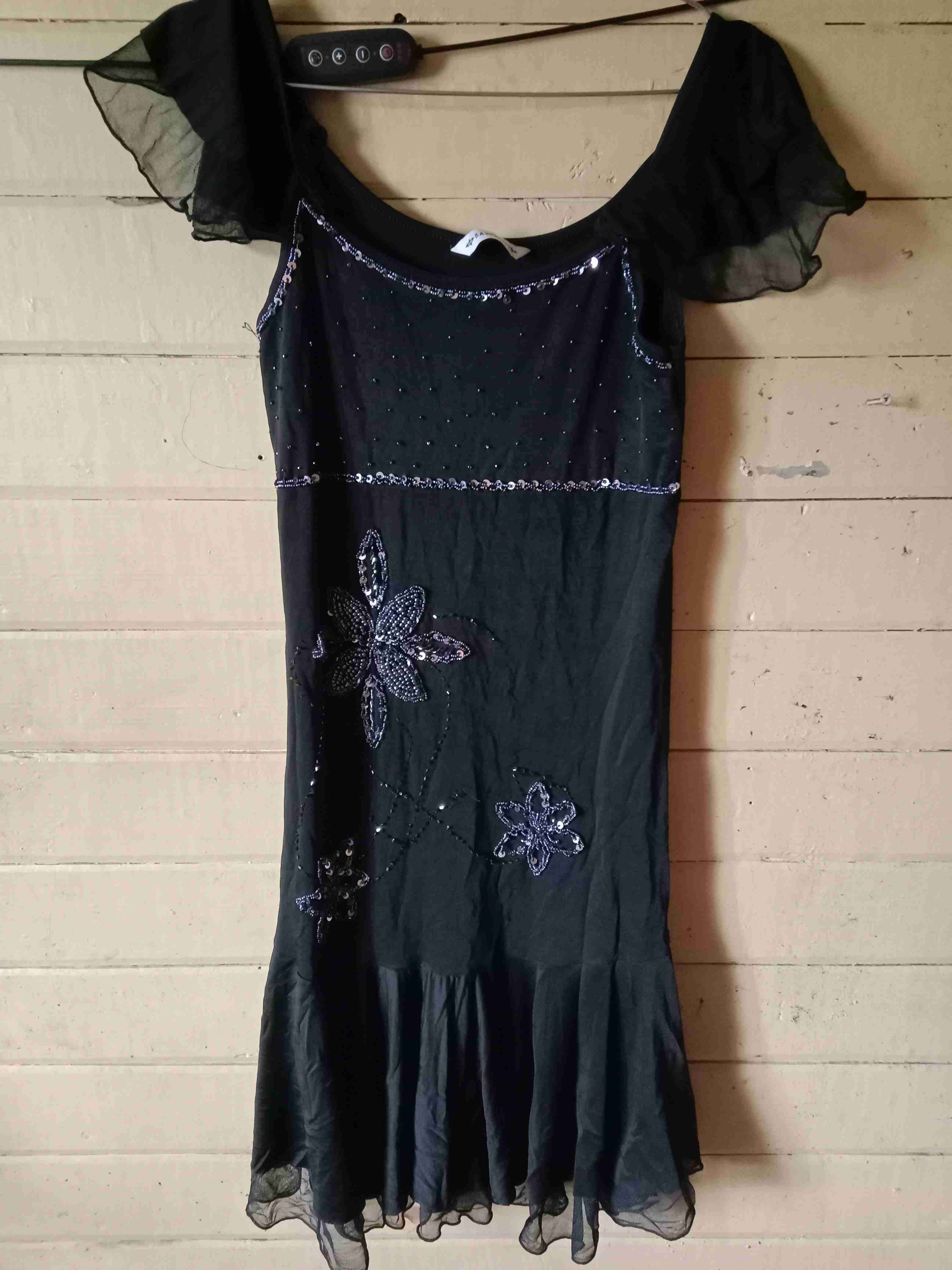 Vestido negro con detalles florales