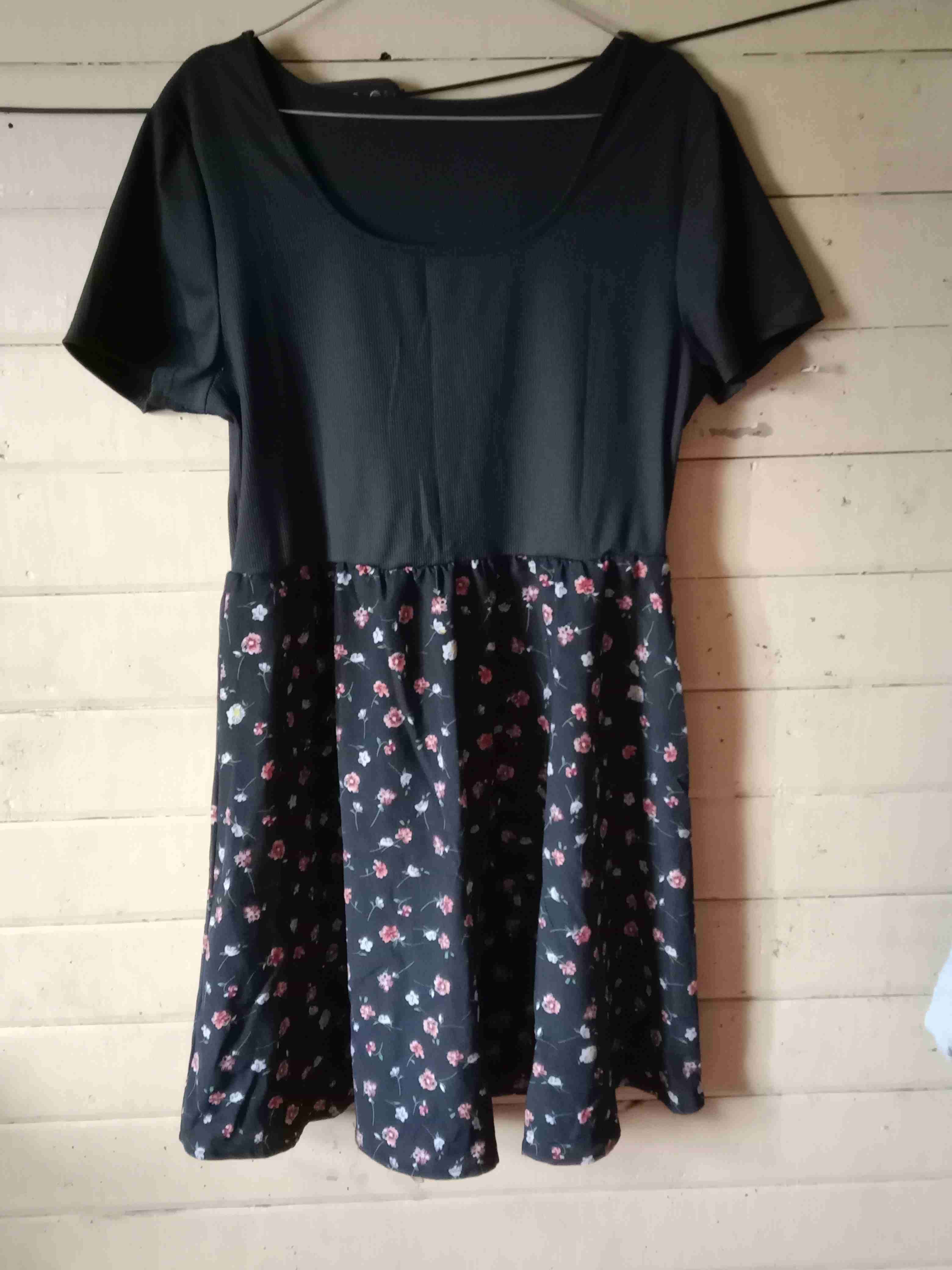 Vestido negro con flores