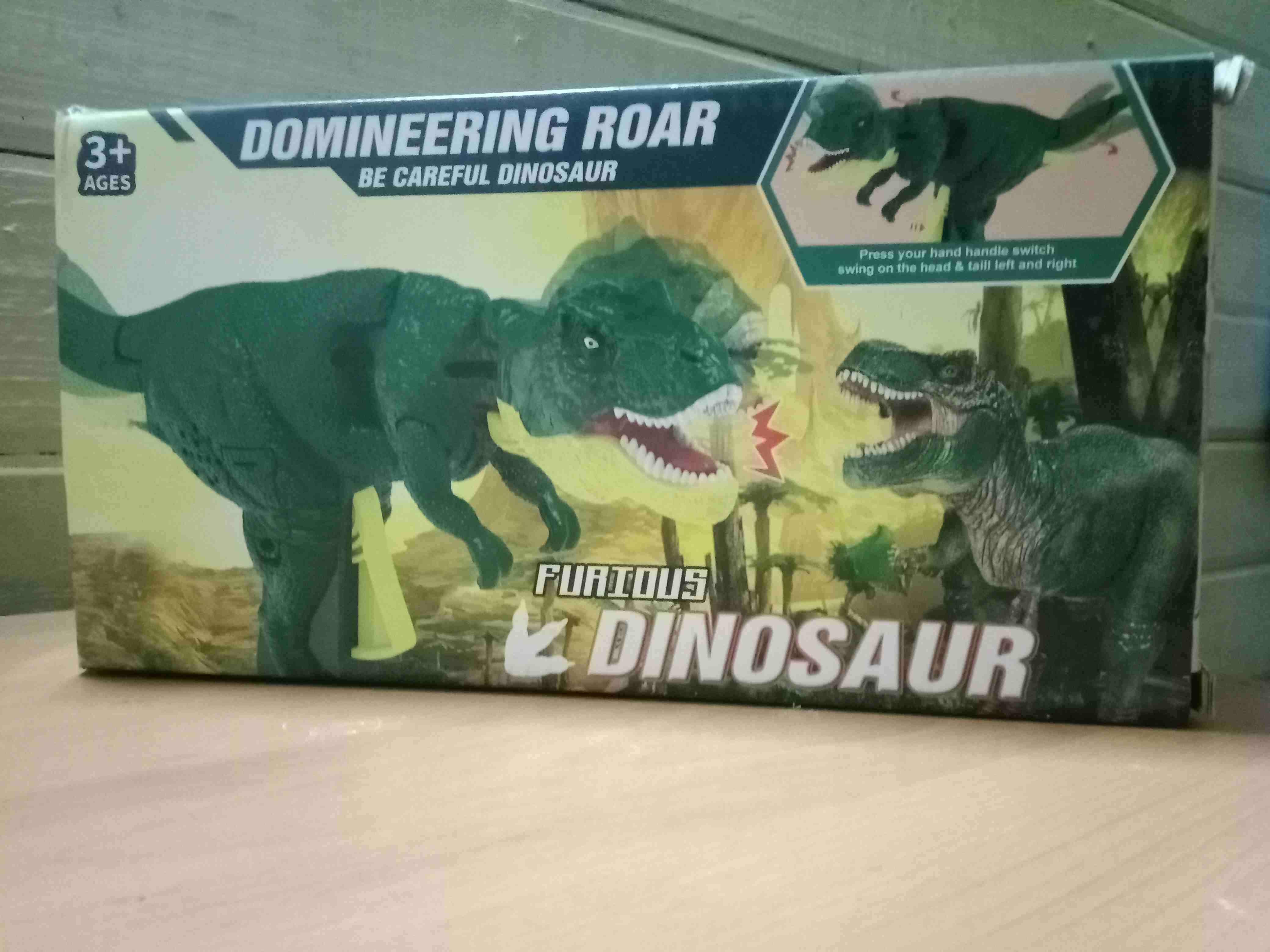 Dinosaurio de juguete furioso