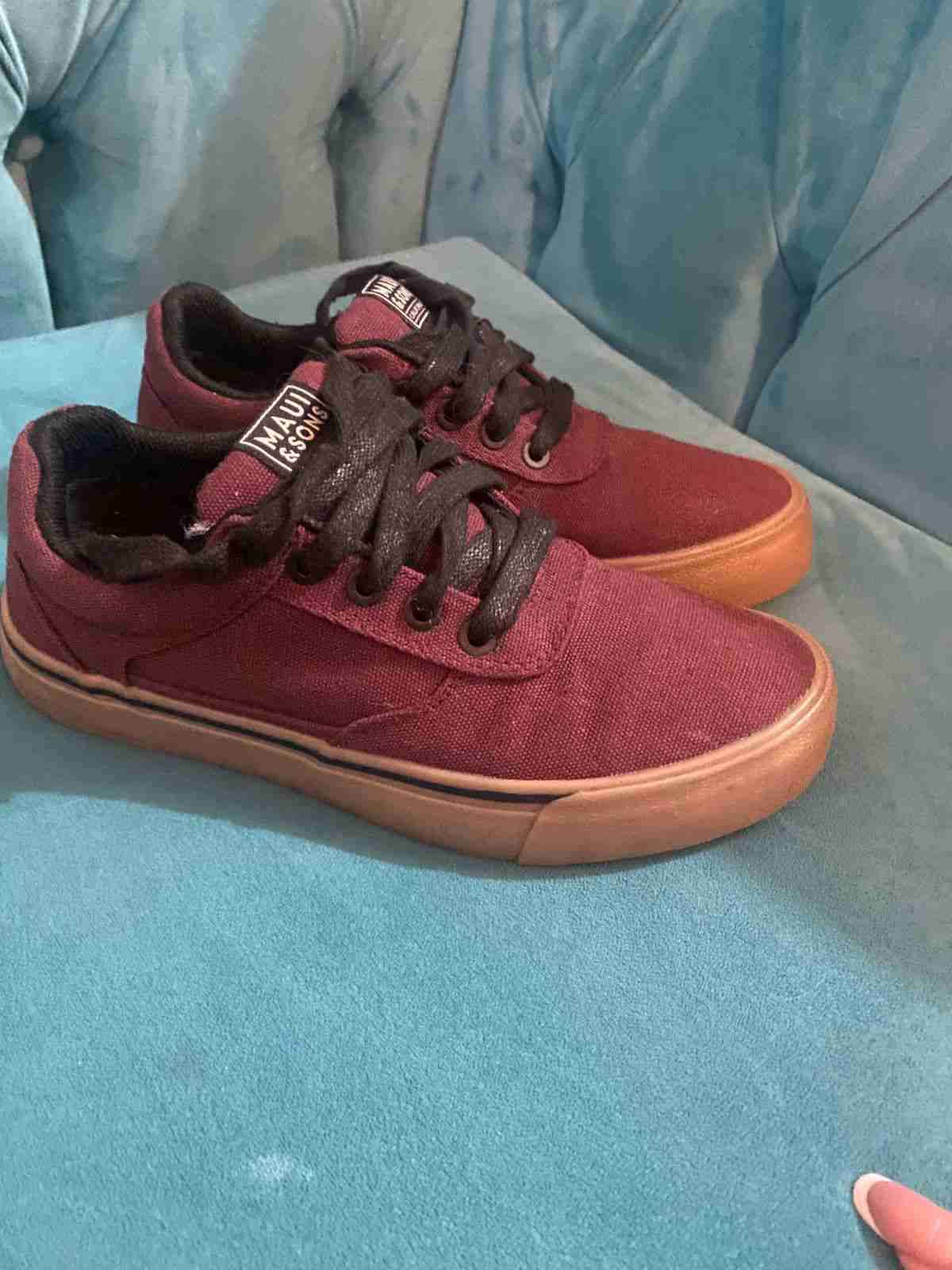 Zapatillas burdeo Maui&Songs