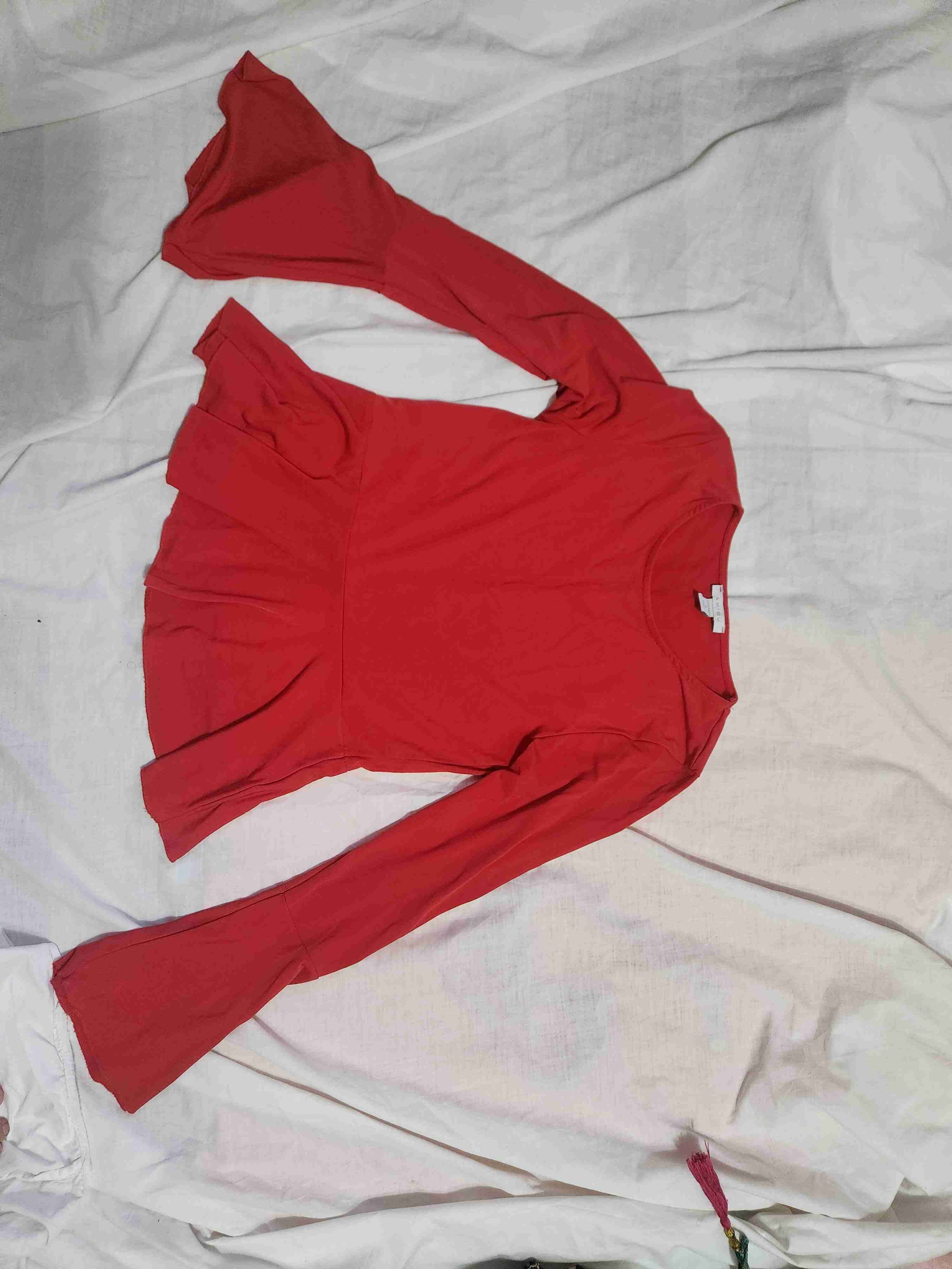 Blusa roja con mangas acampanadas