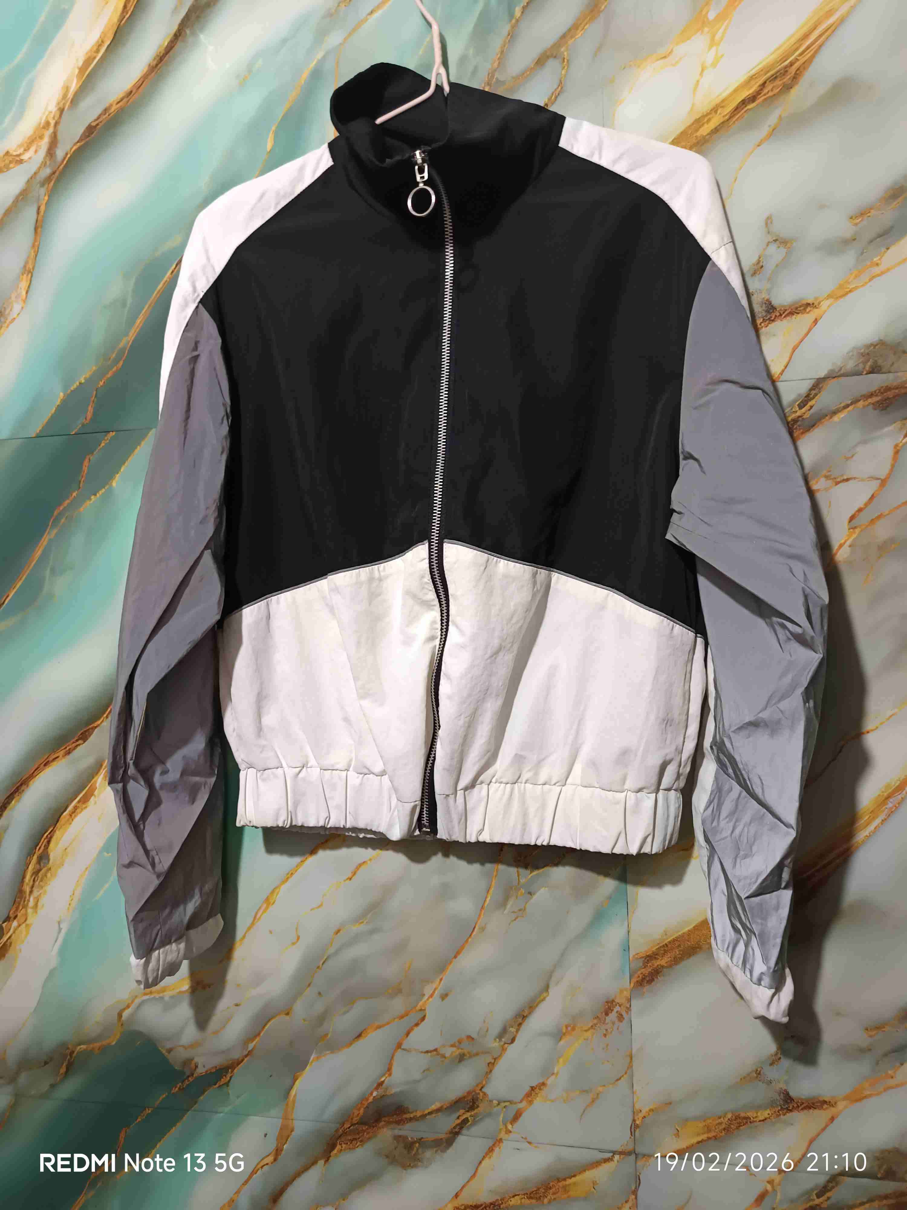 Chaqueta color bloque con cierre