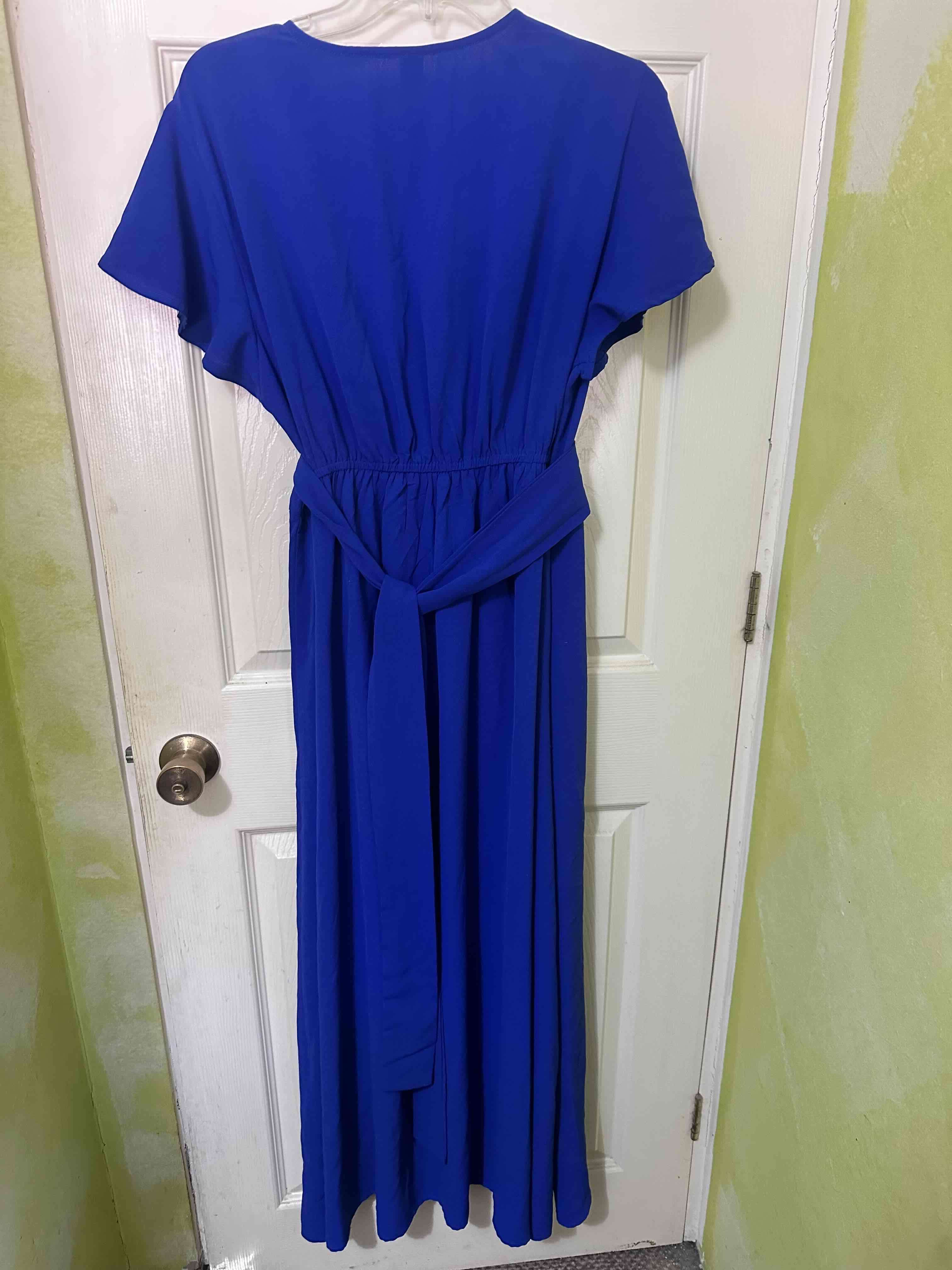 Vestido azul largo con cinturón - miniatura 2