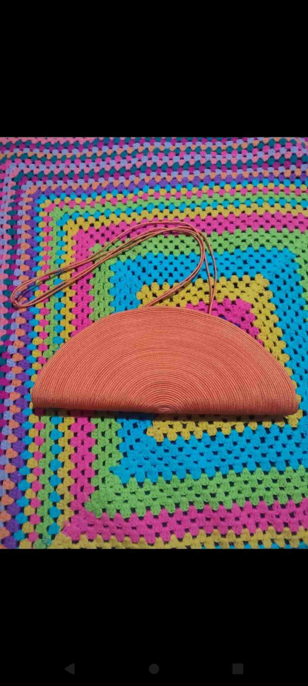 Cartera semicircular tejida naranja