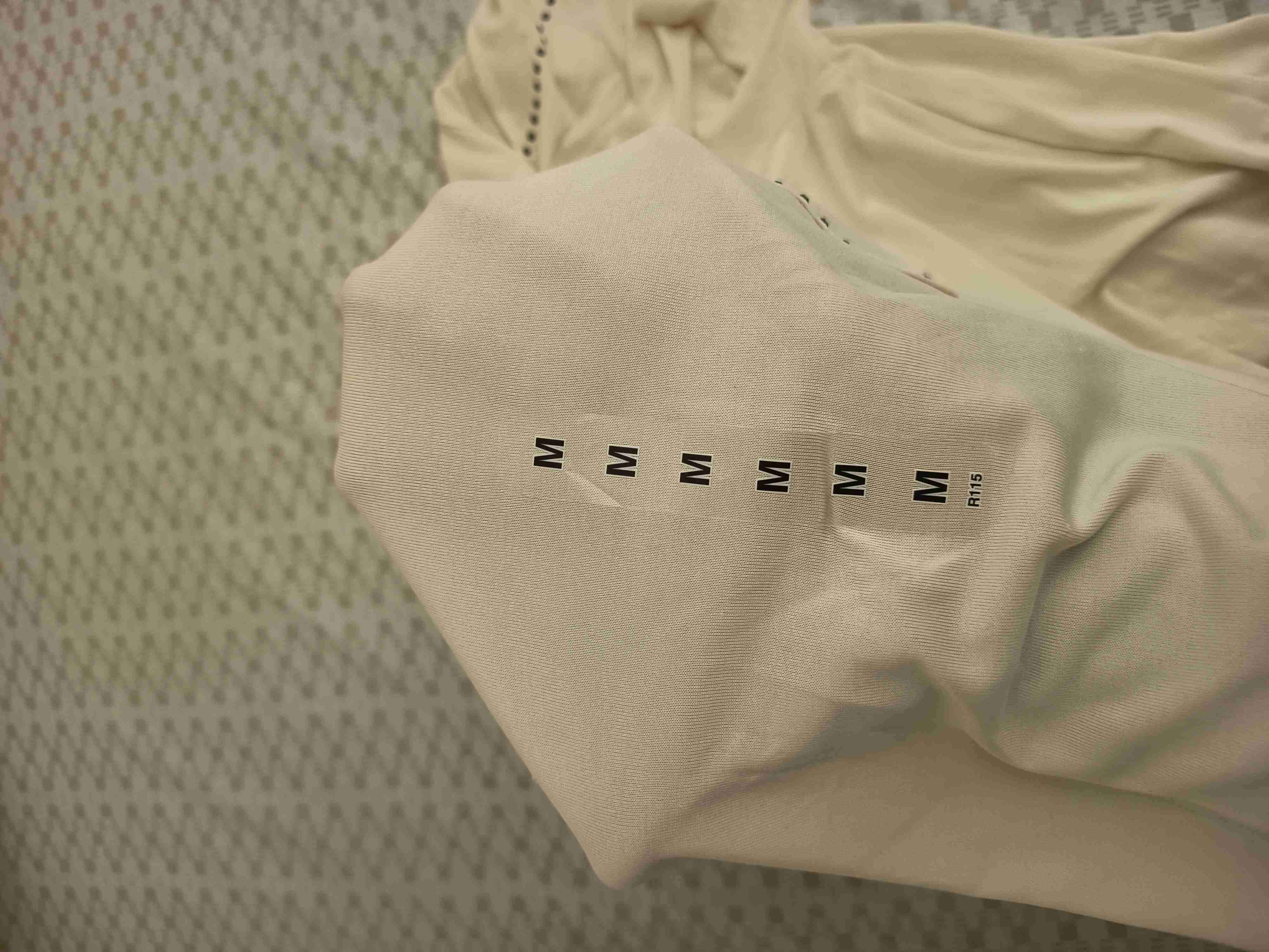 Polera beige con bolsillo - miniatura 3