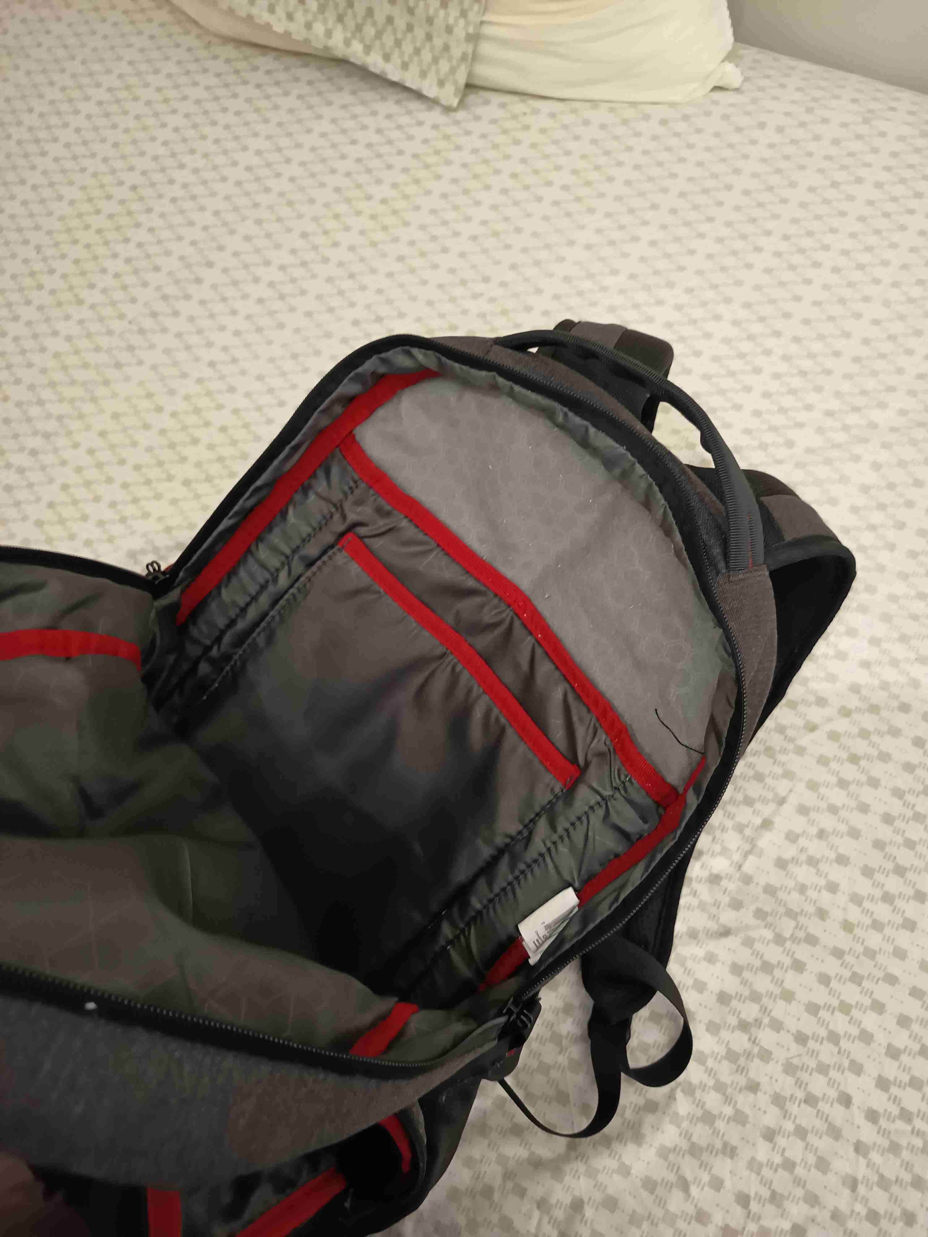 Mochila negra con detalles rojos - miniatura 2