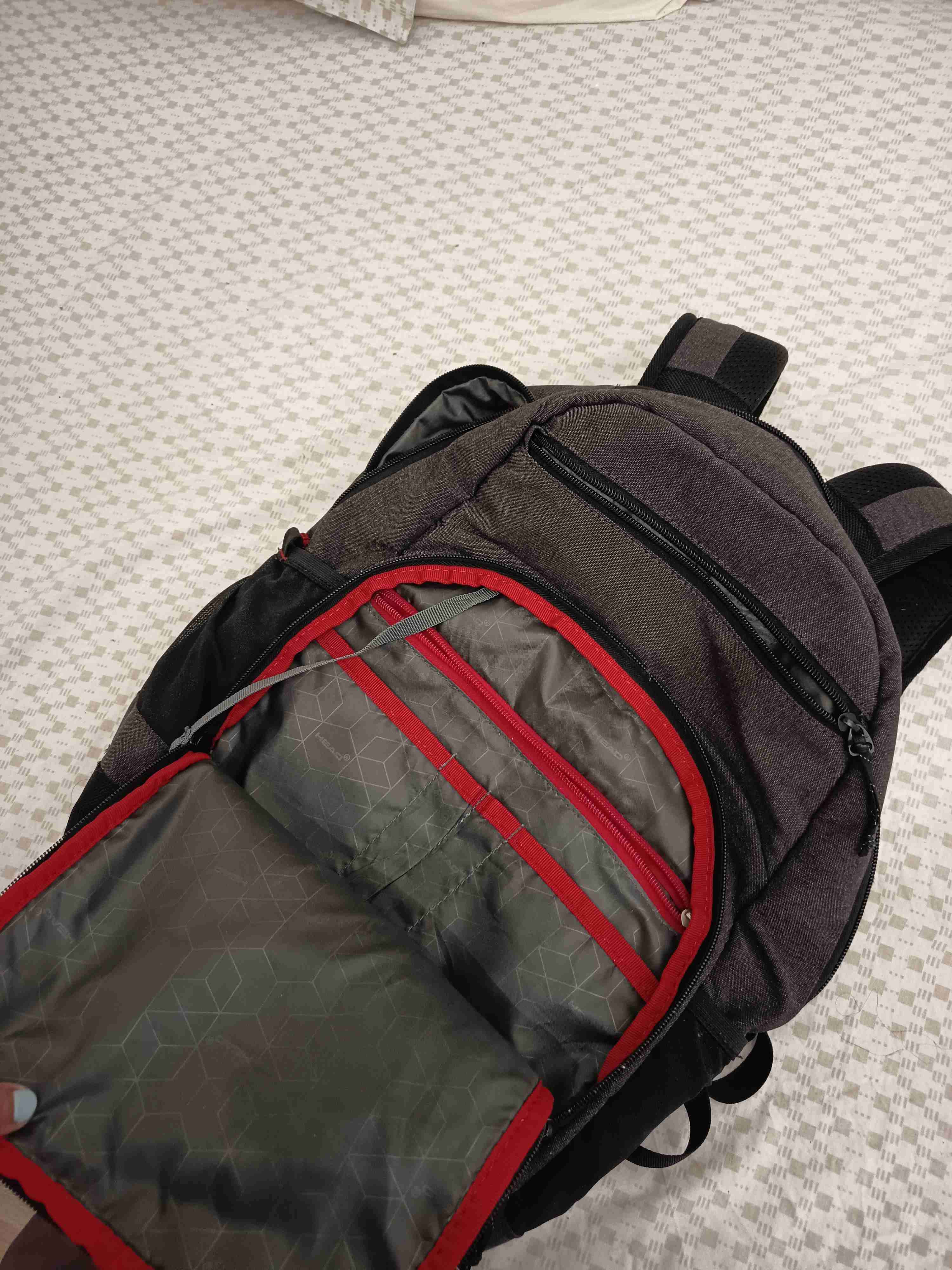 Mochila negra con detalles rojos - miniatura 3