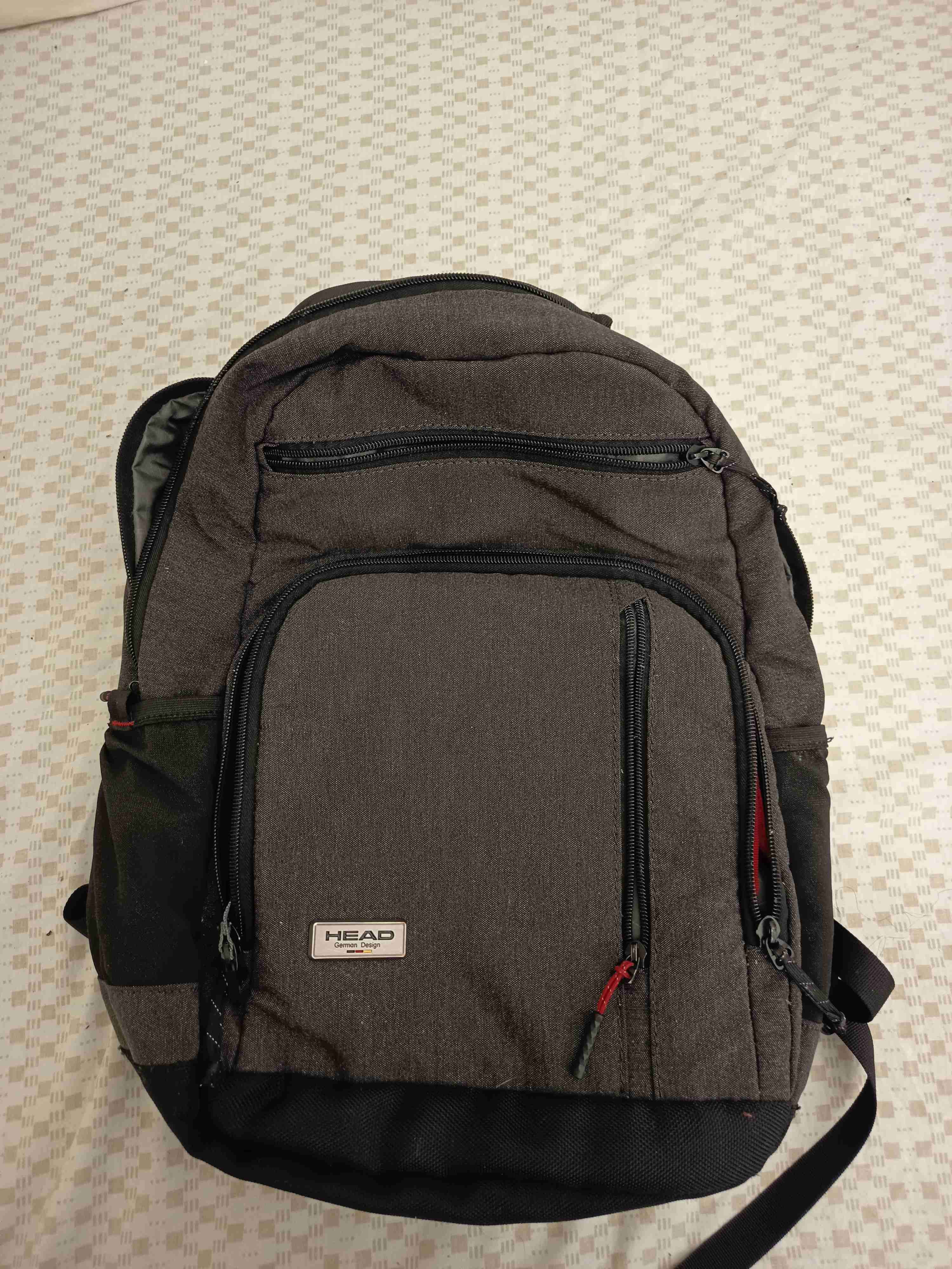 Mochila negra con detalles rojos - miniatura 4