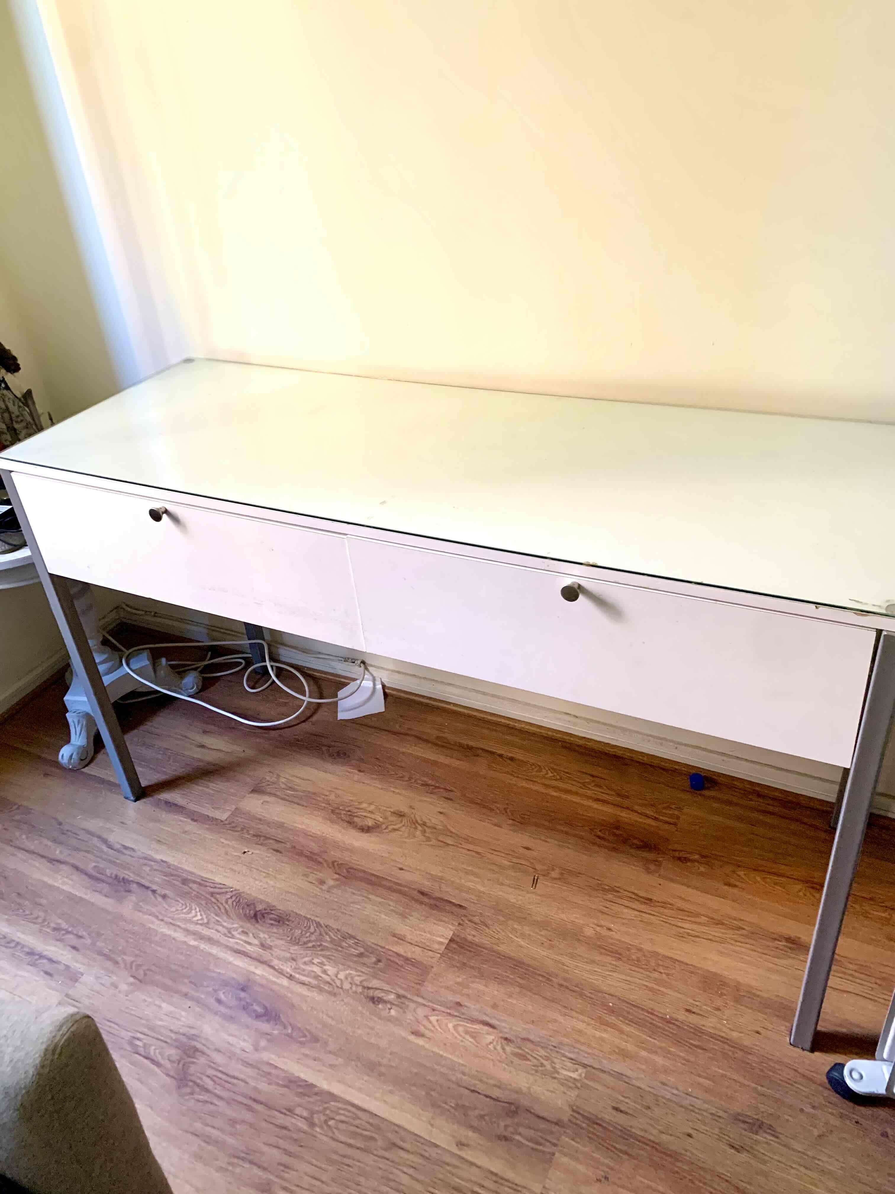 Escritorio blanco con cajonera - miniatura 3