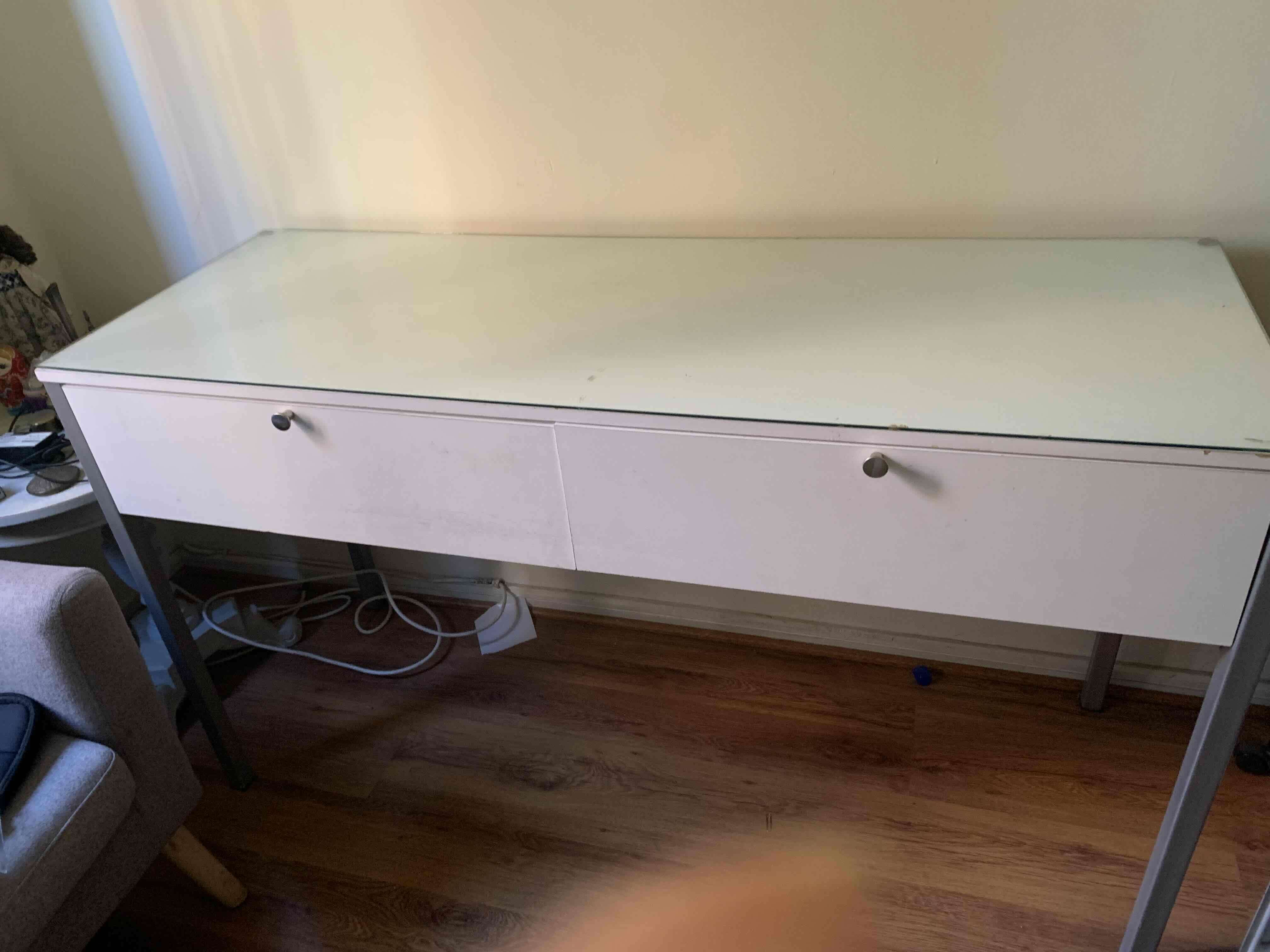 Escritorio blanco con cajonera - miniatura 4