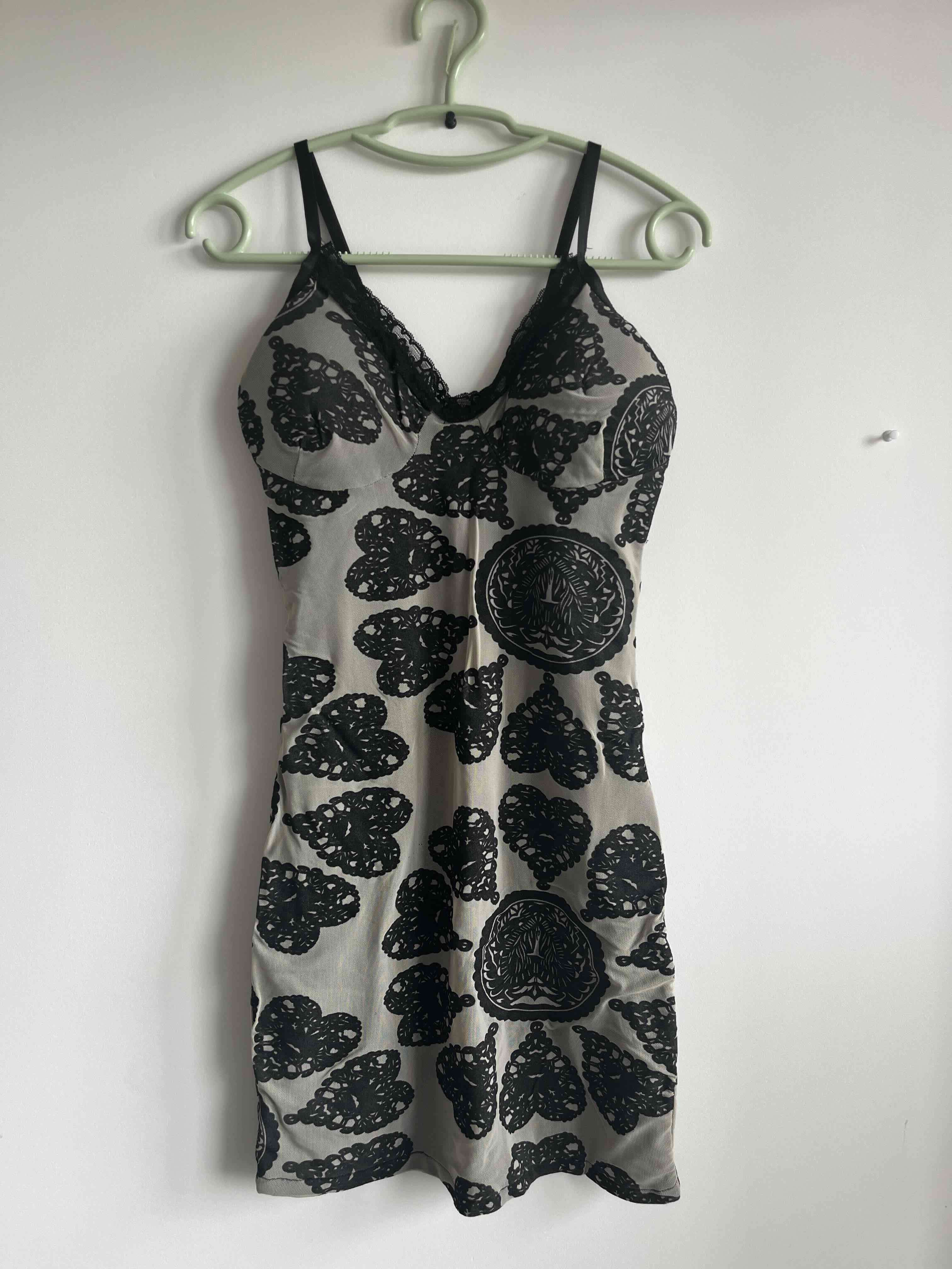 Vestido estampado negro y gris