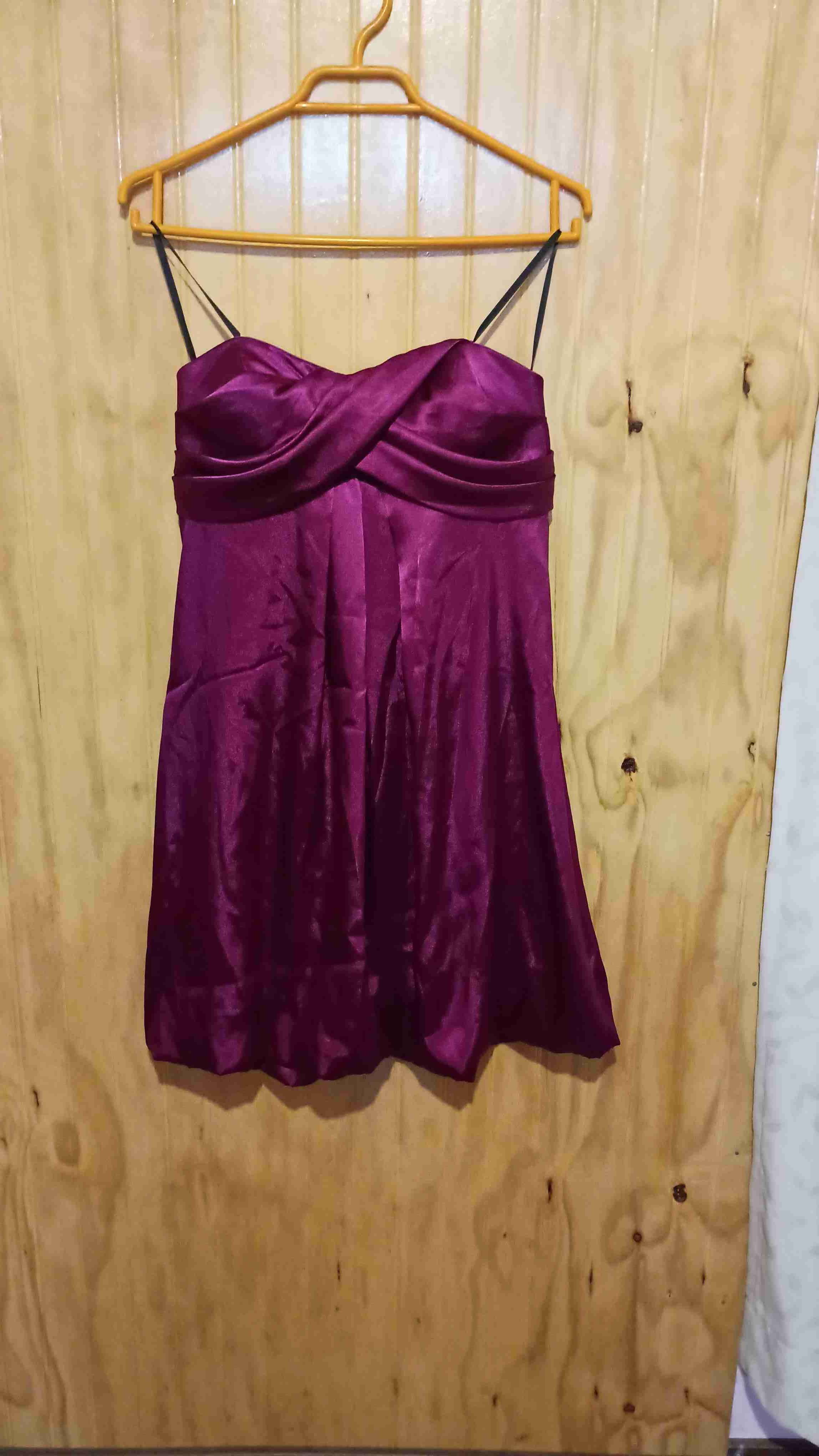 Vestido strapless burdeos