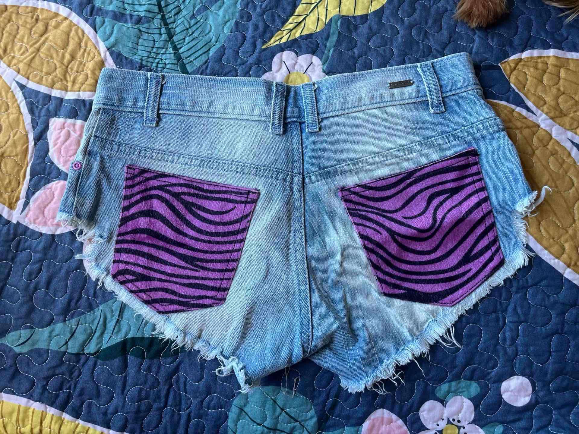 Shorts de mezclilla con bolsillos estampados