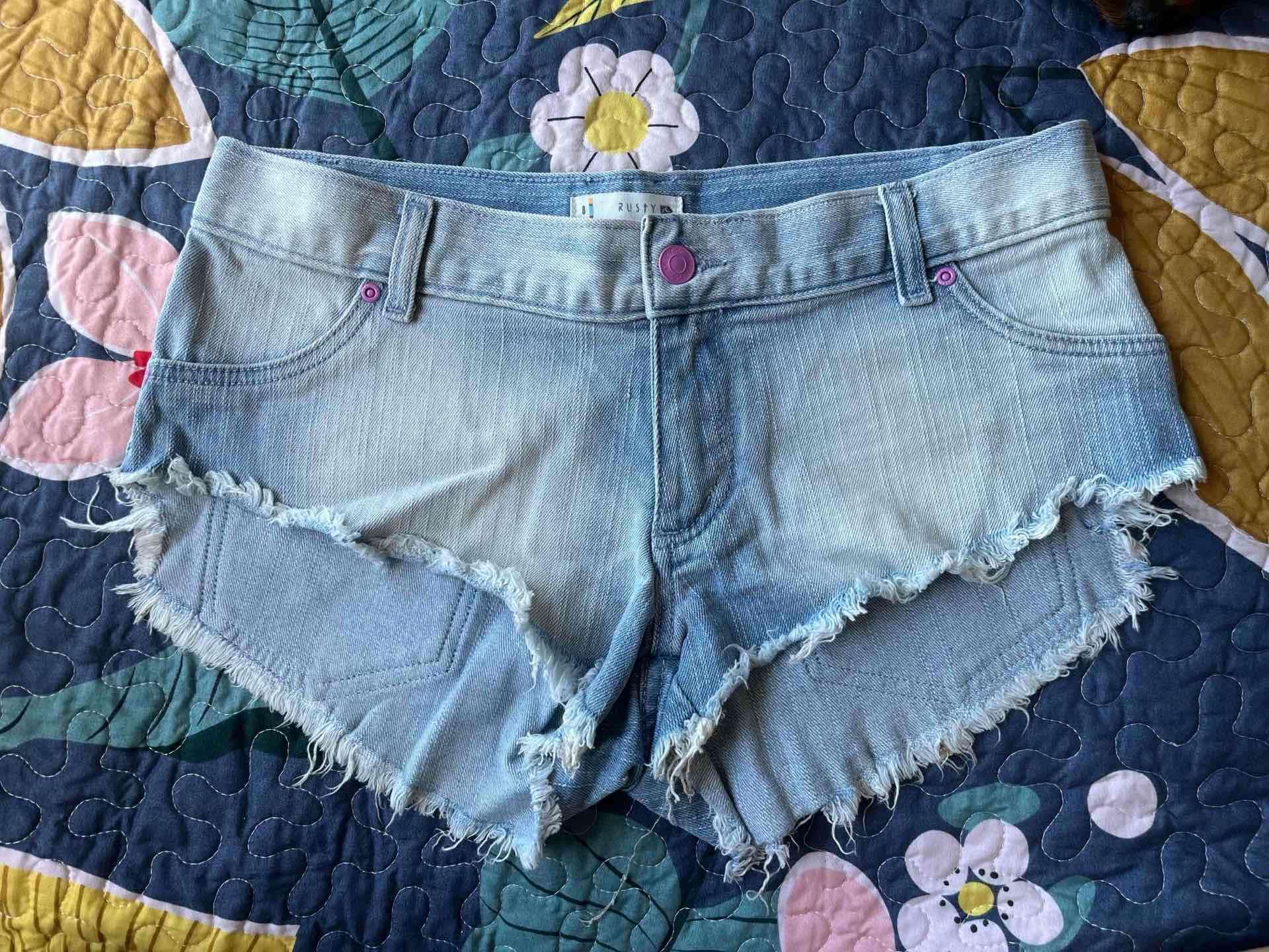 Shorts de mezclilla con bolsillos estampados - miniatura 2