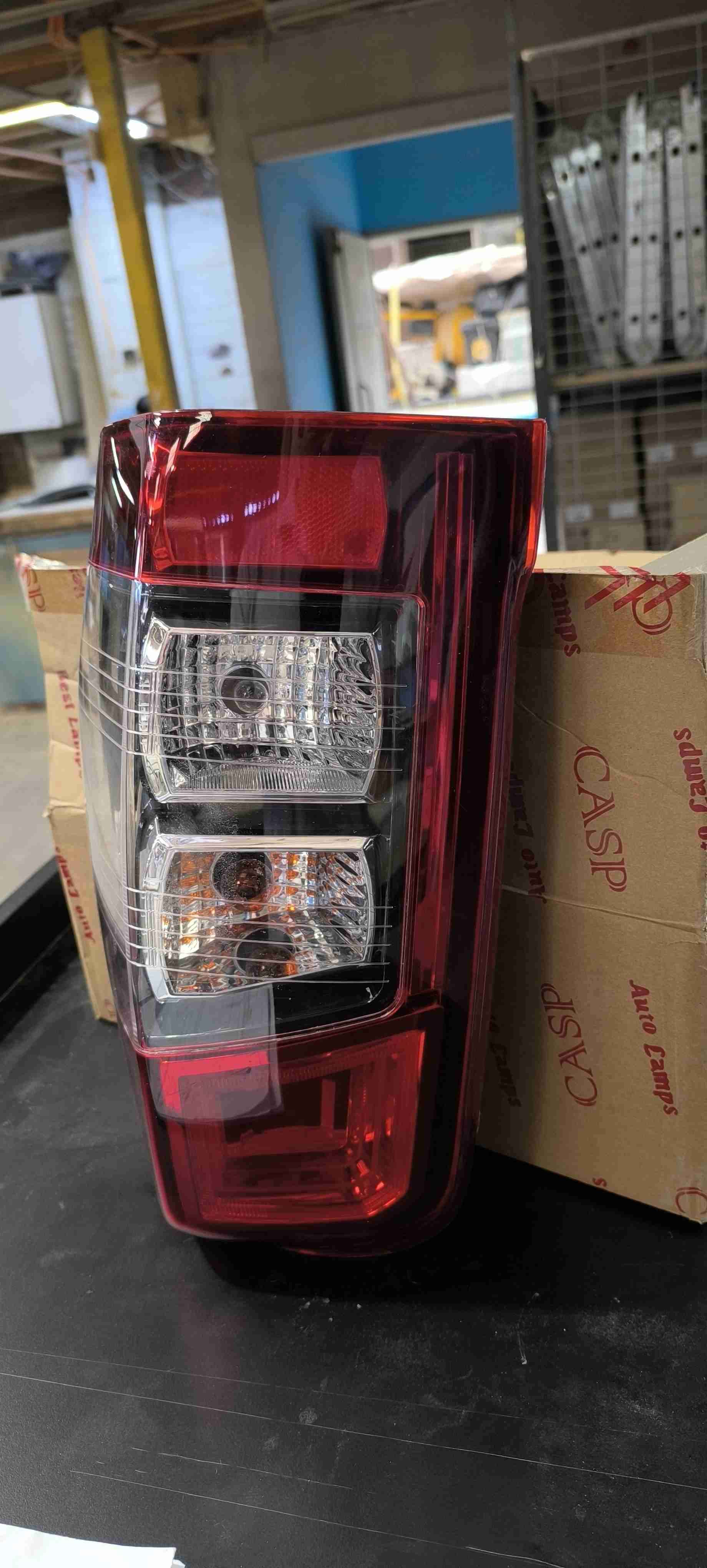 Foco trasero Izquierdo Mitsubishi L- 2000 - miniatura 2