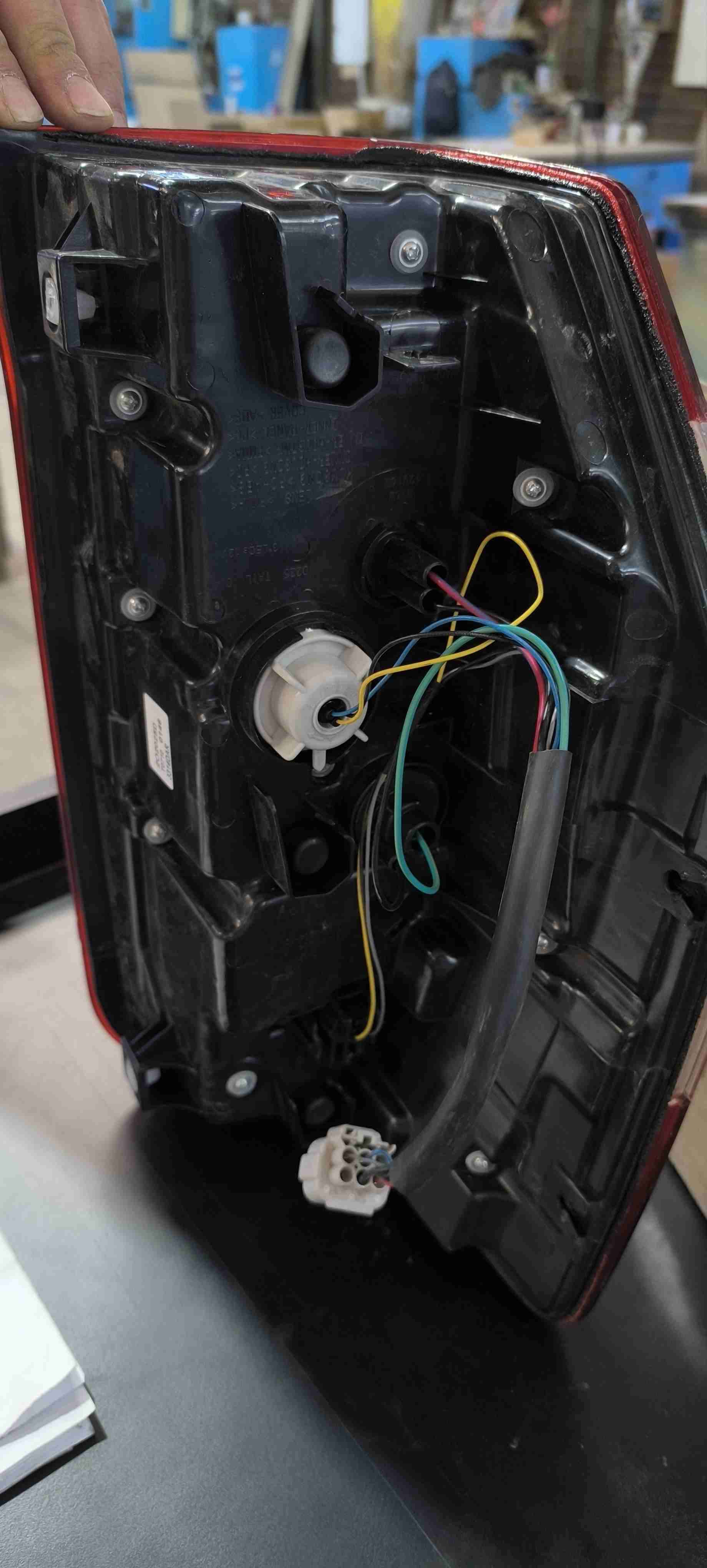 Foco trasero Izquierdo Mitsubishi L- 2000 - miniatura 3