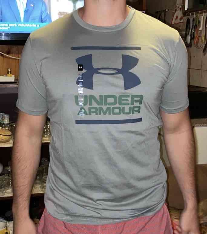 Polera gris Under Armour