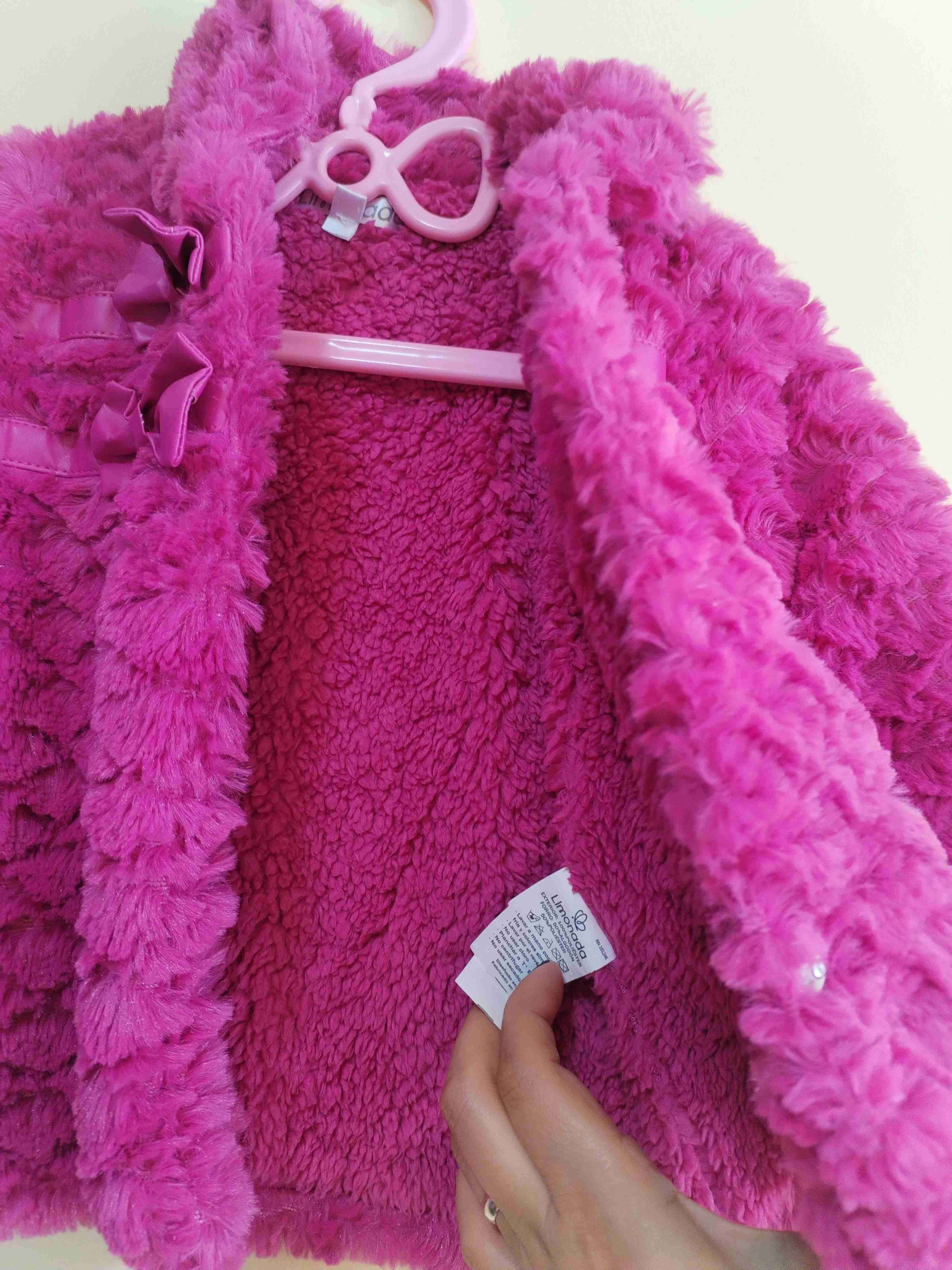 Chaqueta peluda magenta para niña - miniatura 2