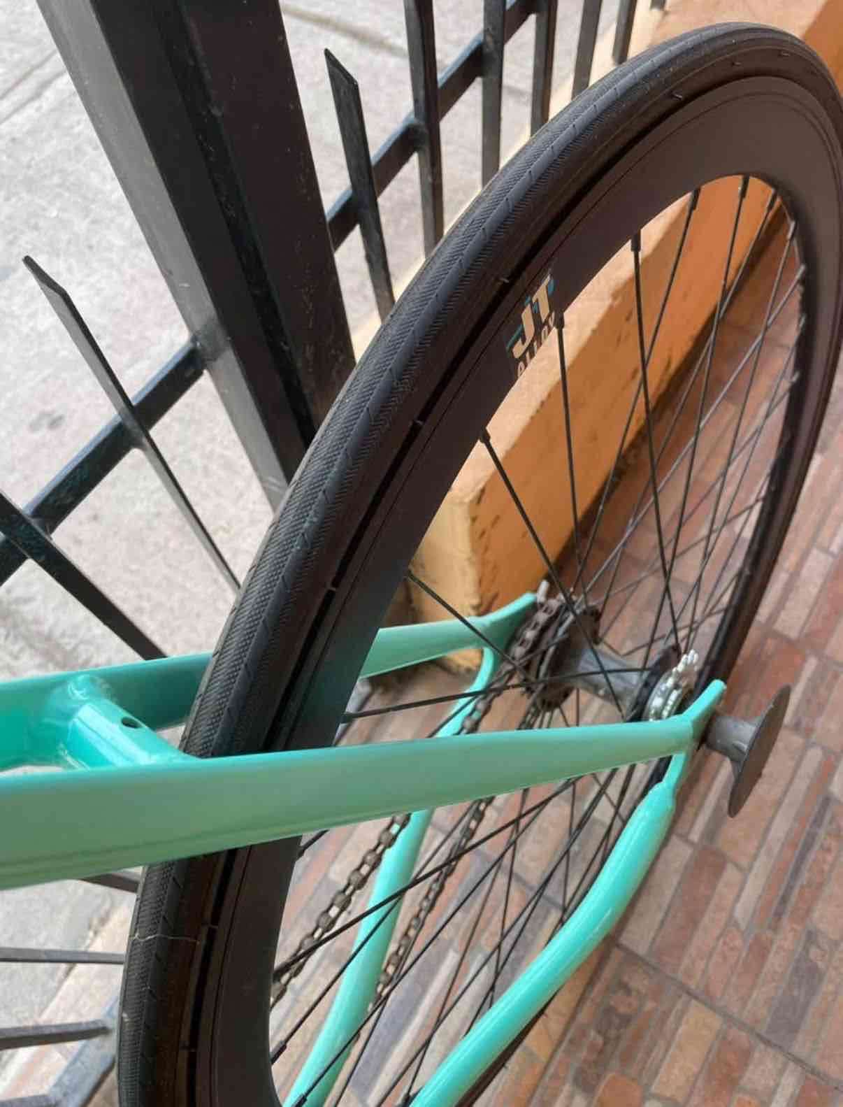 Bicicleta de carretera turquesa - miniatura 2