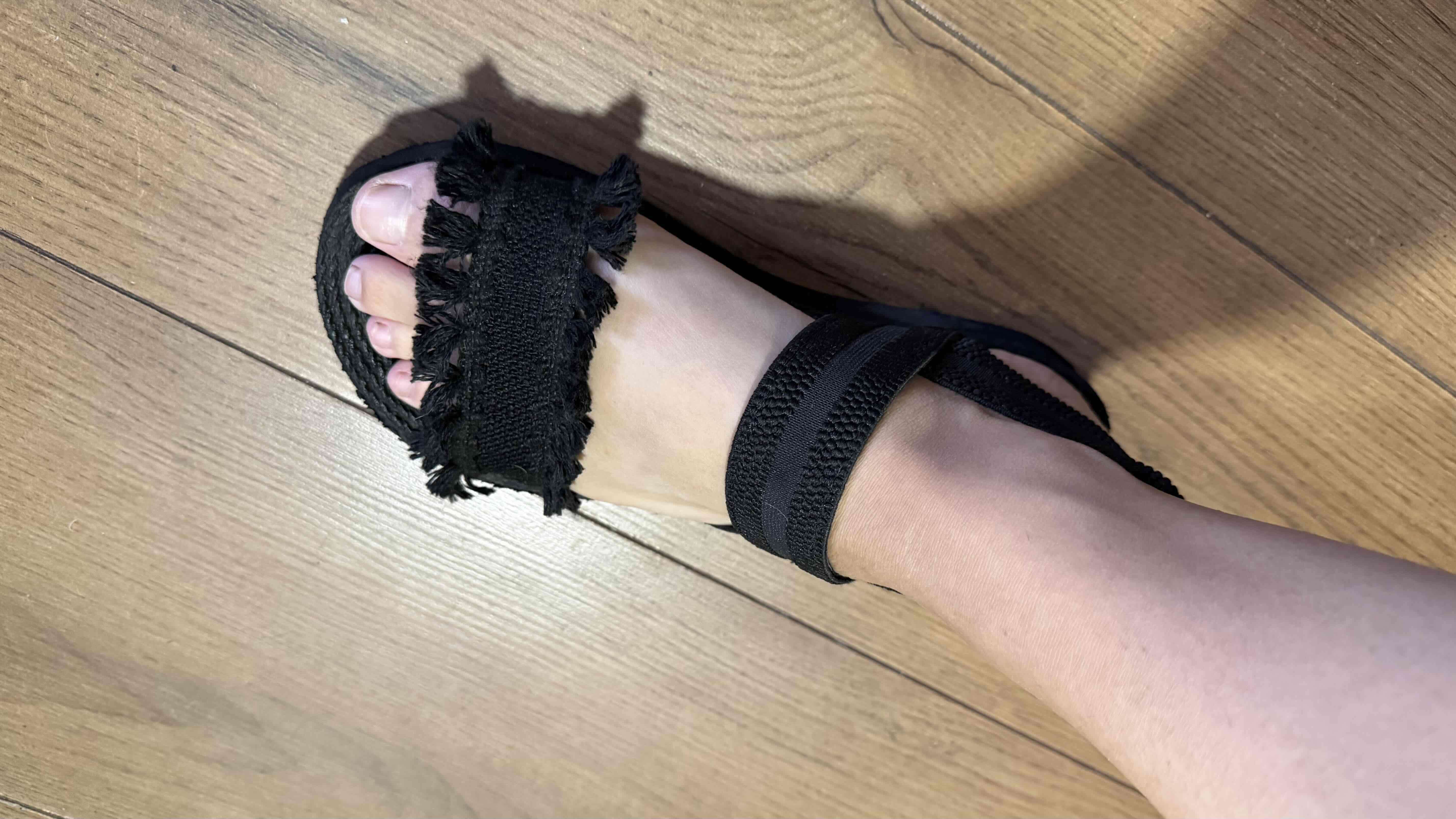 Sandalias negras con flecos