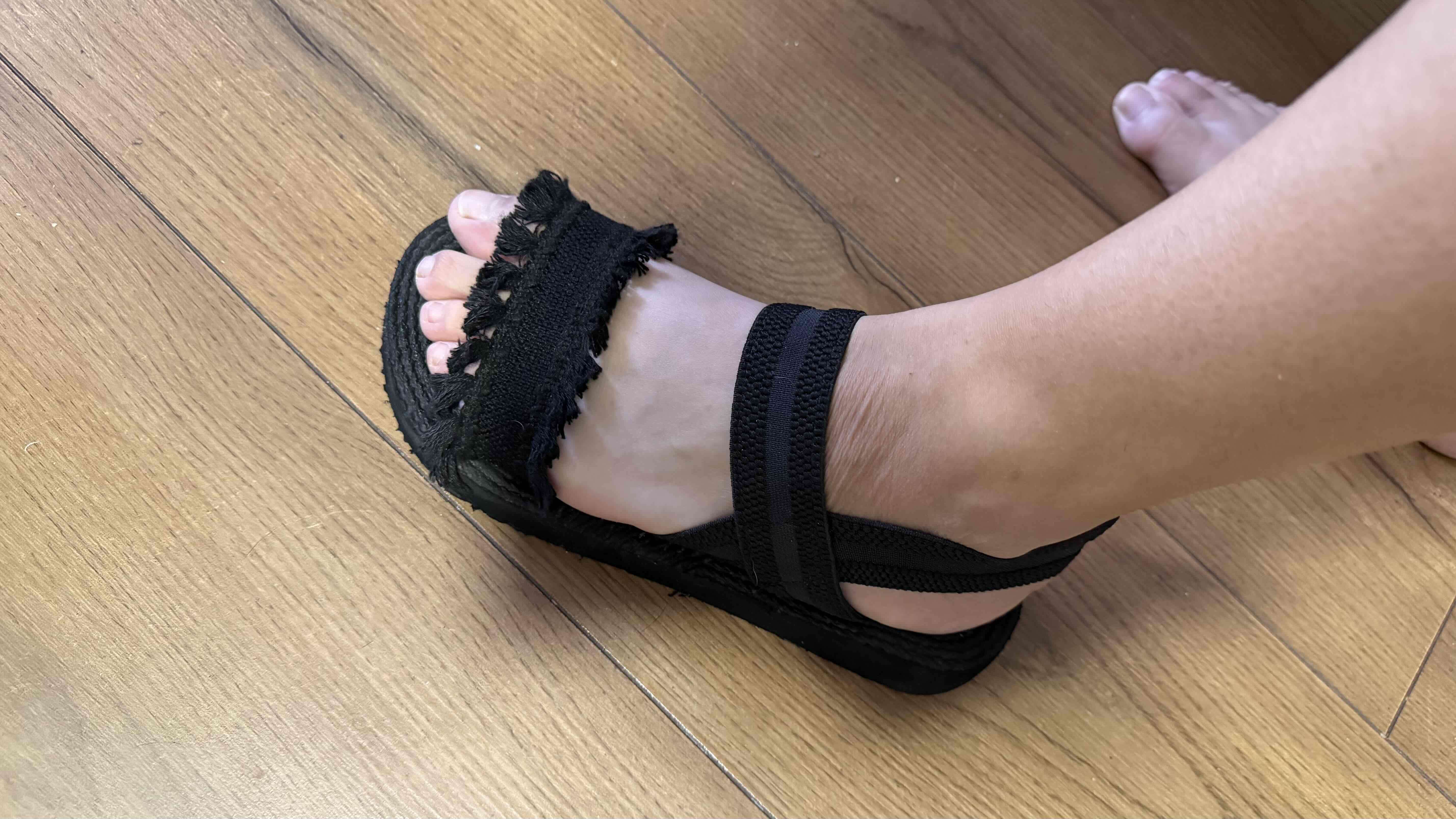 Sandalias negras con flecos - miniatura 2