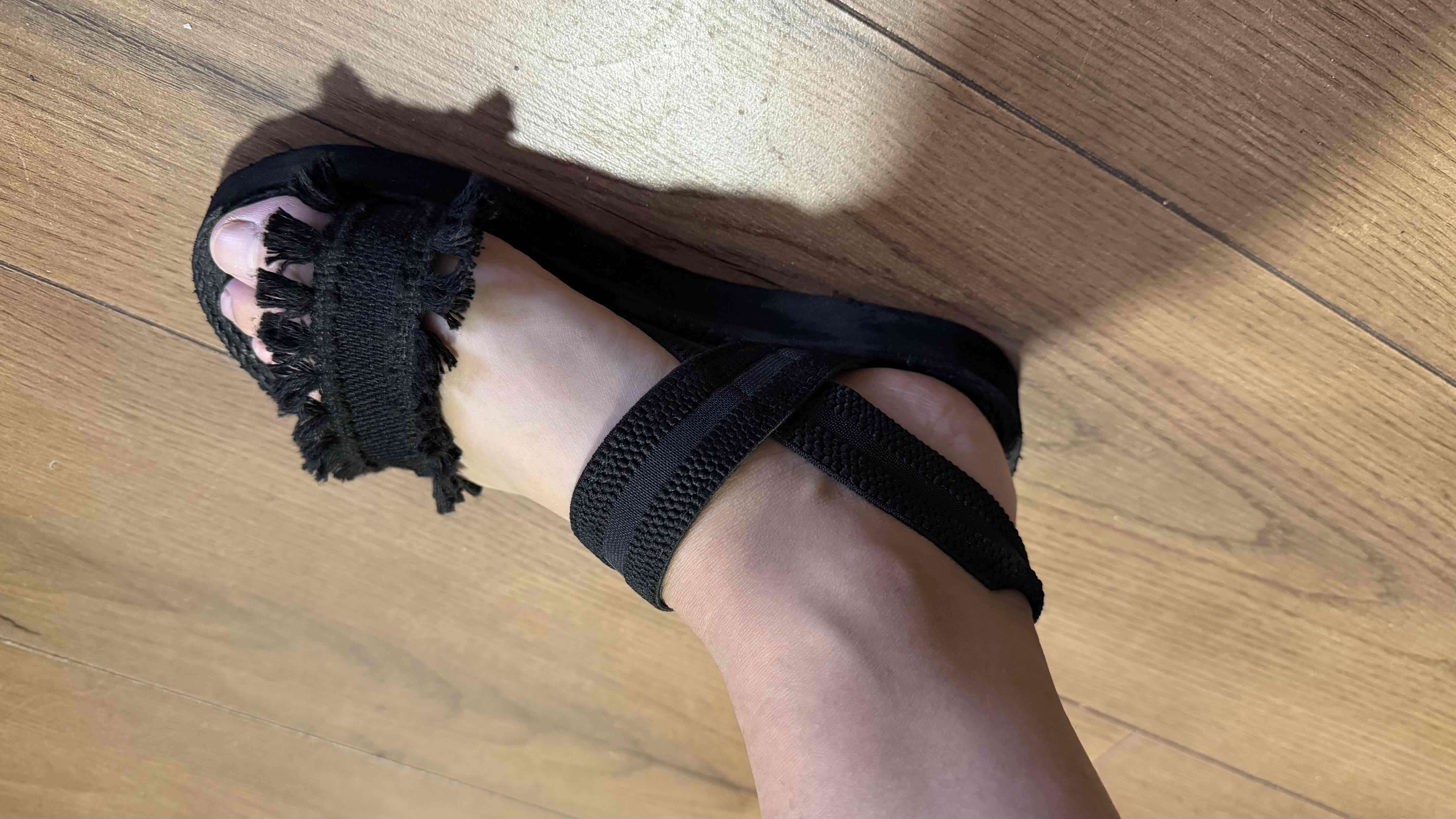 Sandalias negras con flecos - miniatura 3