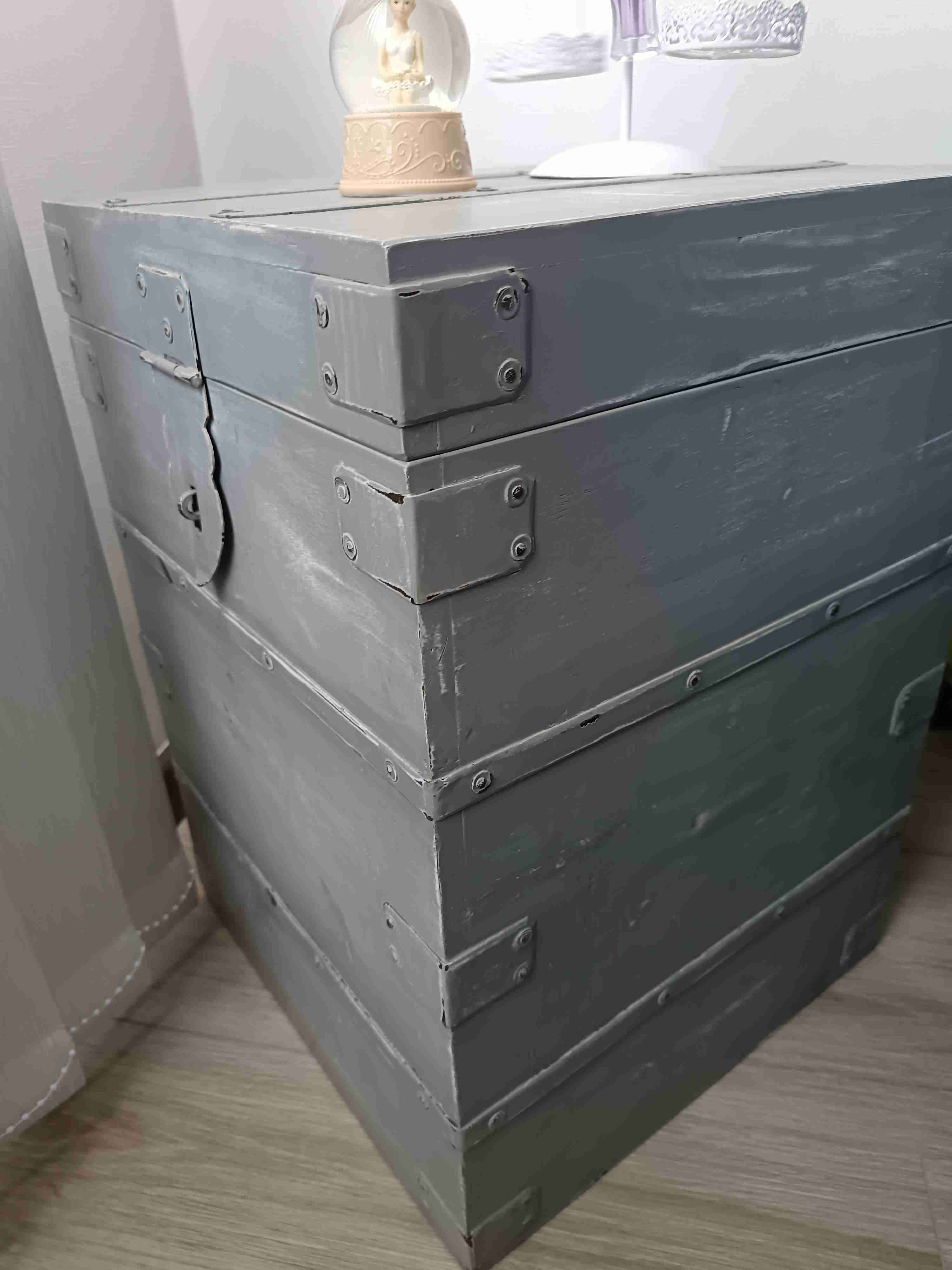 Baúl de madera gris