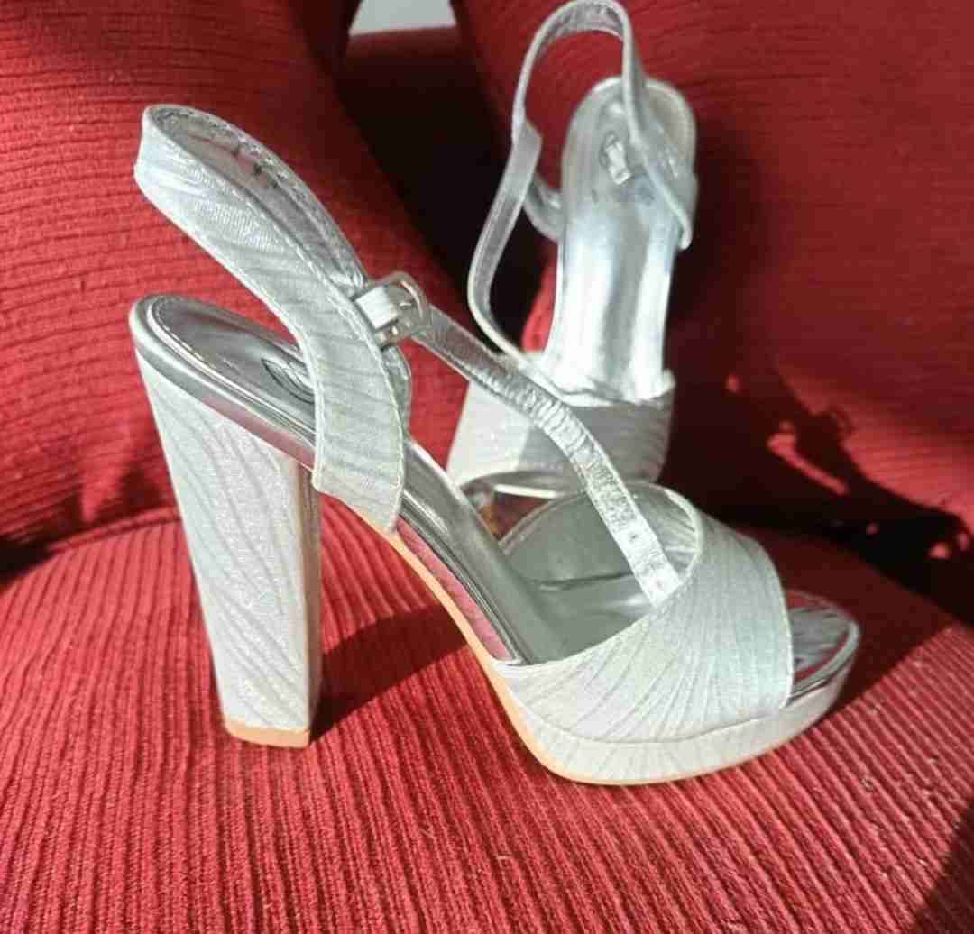 Sandalias plateadas elegantes