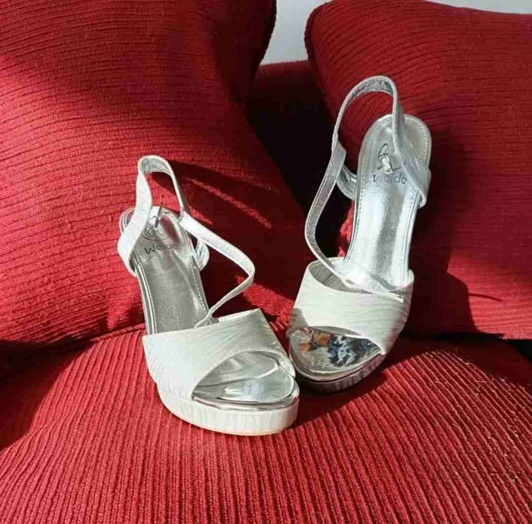 Sandalias plateadas elegantes - miniatura 2