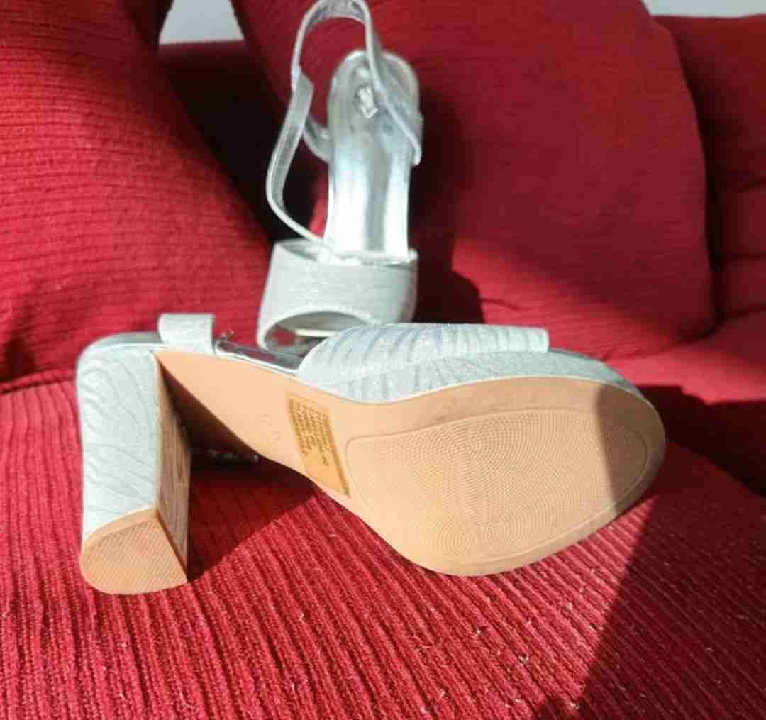 Sandalias plateadas elegantes - miniatura 3