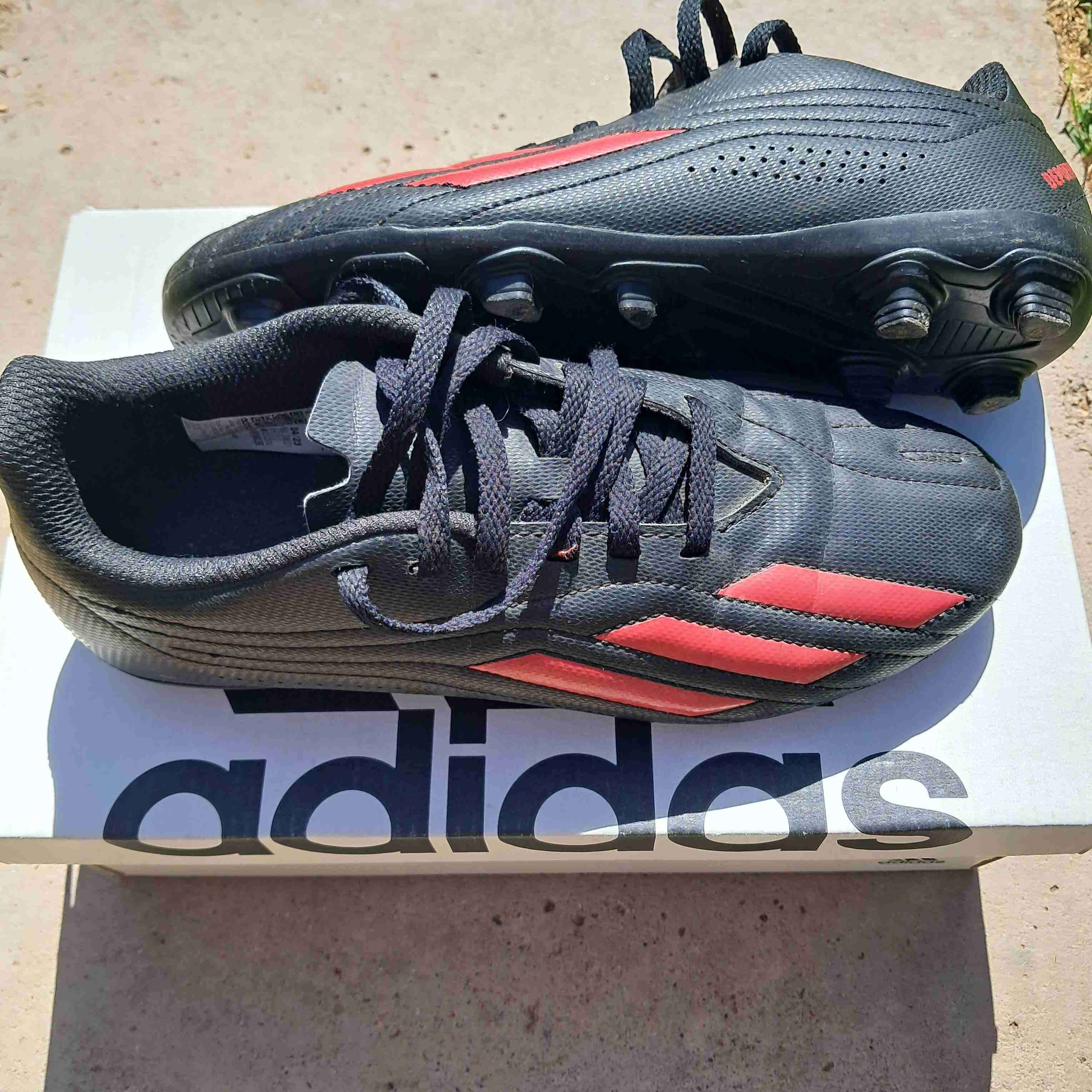 Zapatos de fútbol Adidas negros y rojos N°36