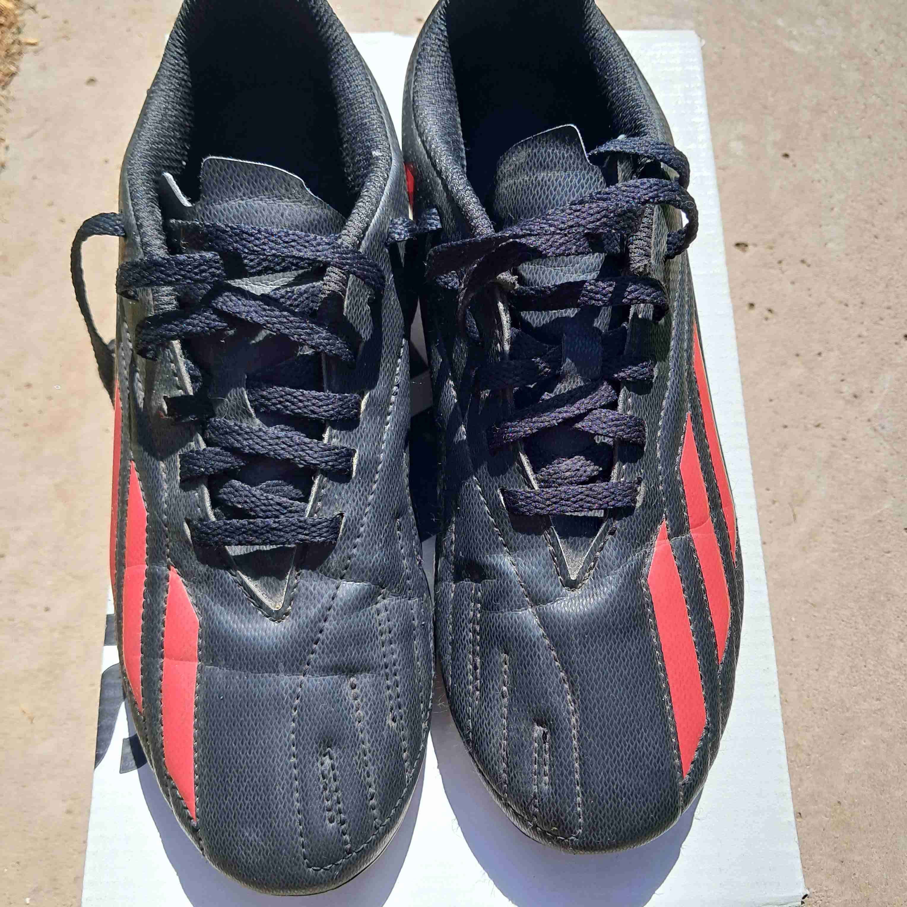 Zapatos de fútbol Adidas negros y rojos N°36 - miniatura 2