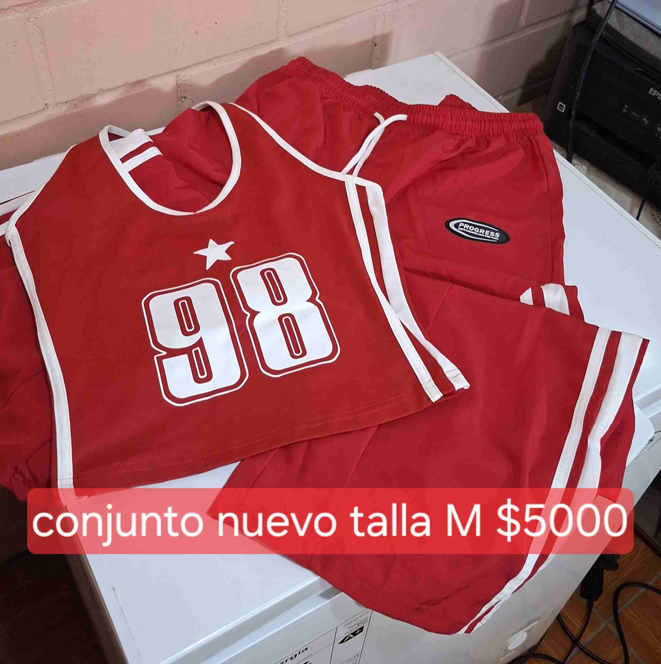 Conjunto deportivo rojo talla M