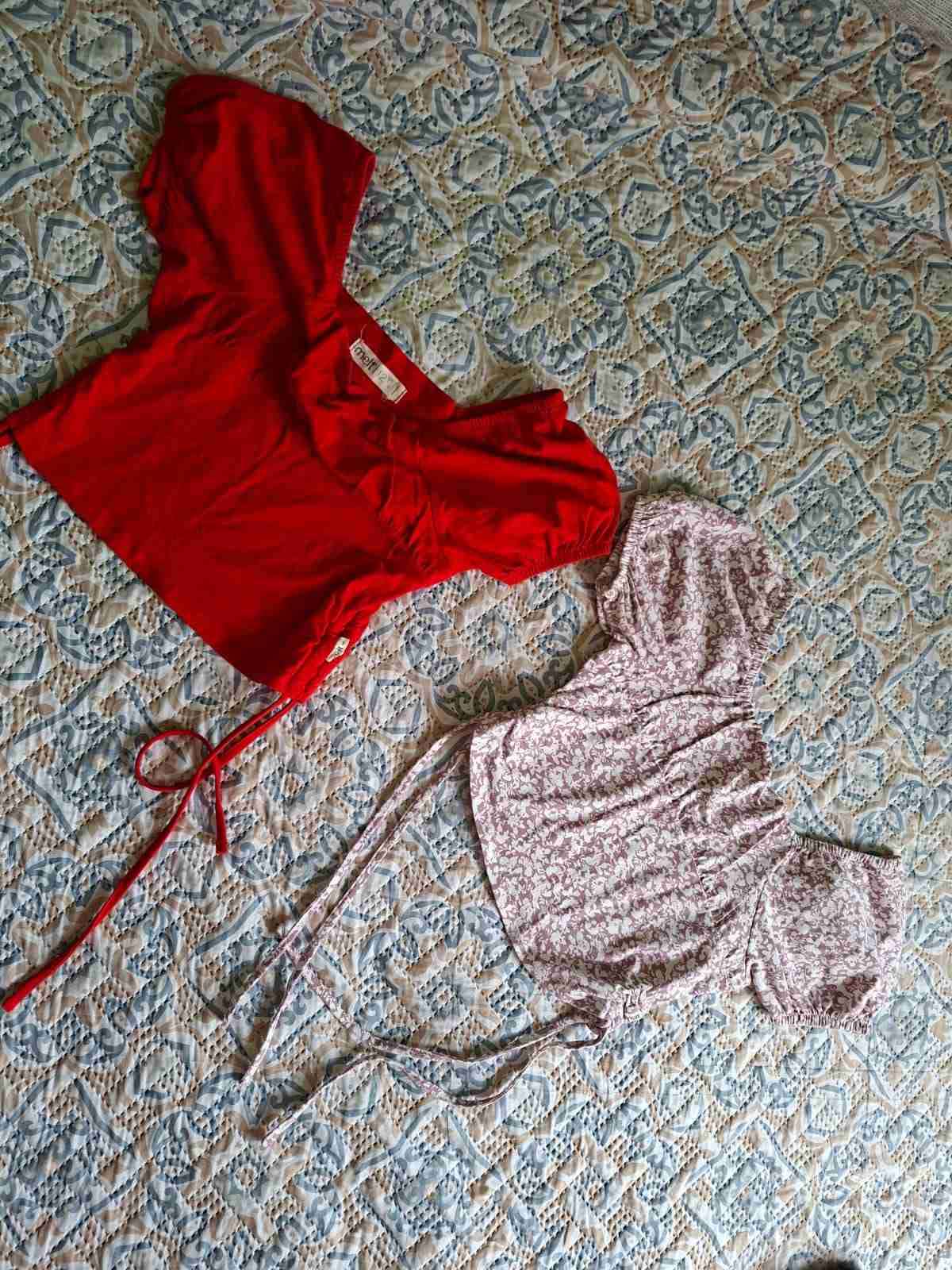 Blusa roja con lazo y blusa estampada