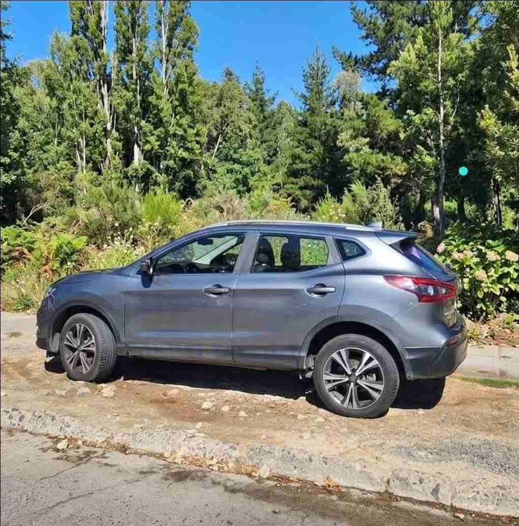 SUV Nissan Qashqai gris - miniatura 2