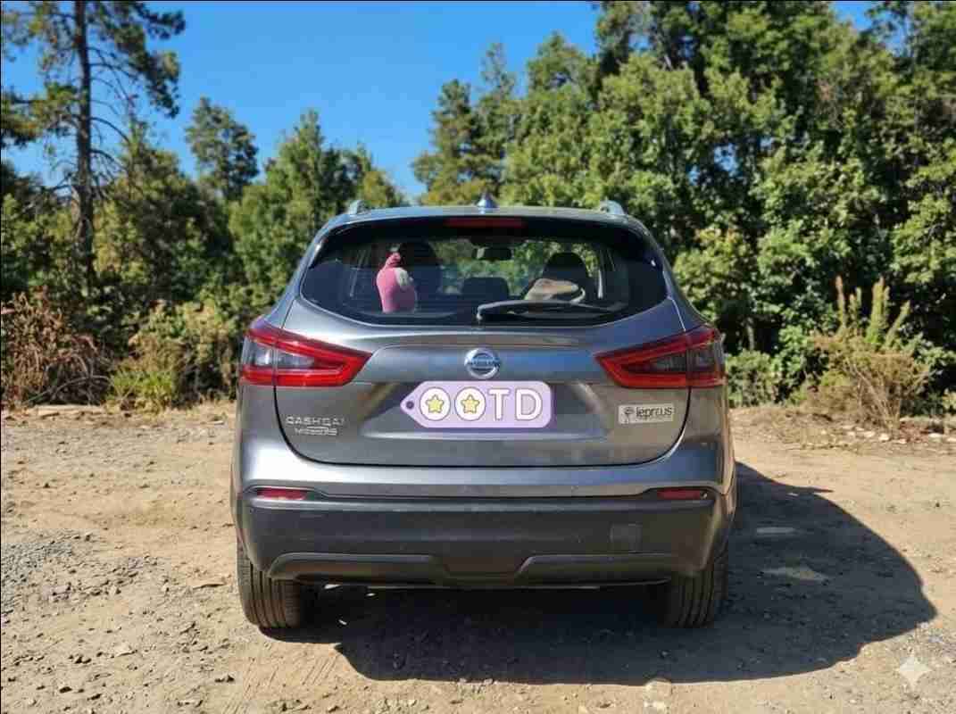 SUV Nissan Qashqai gris - miniatura 3