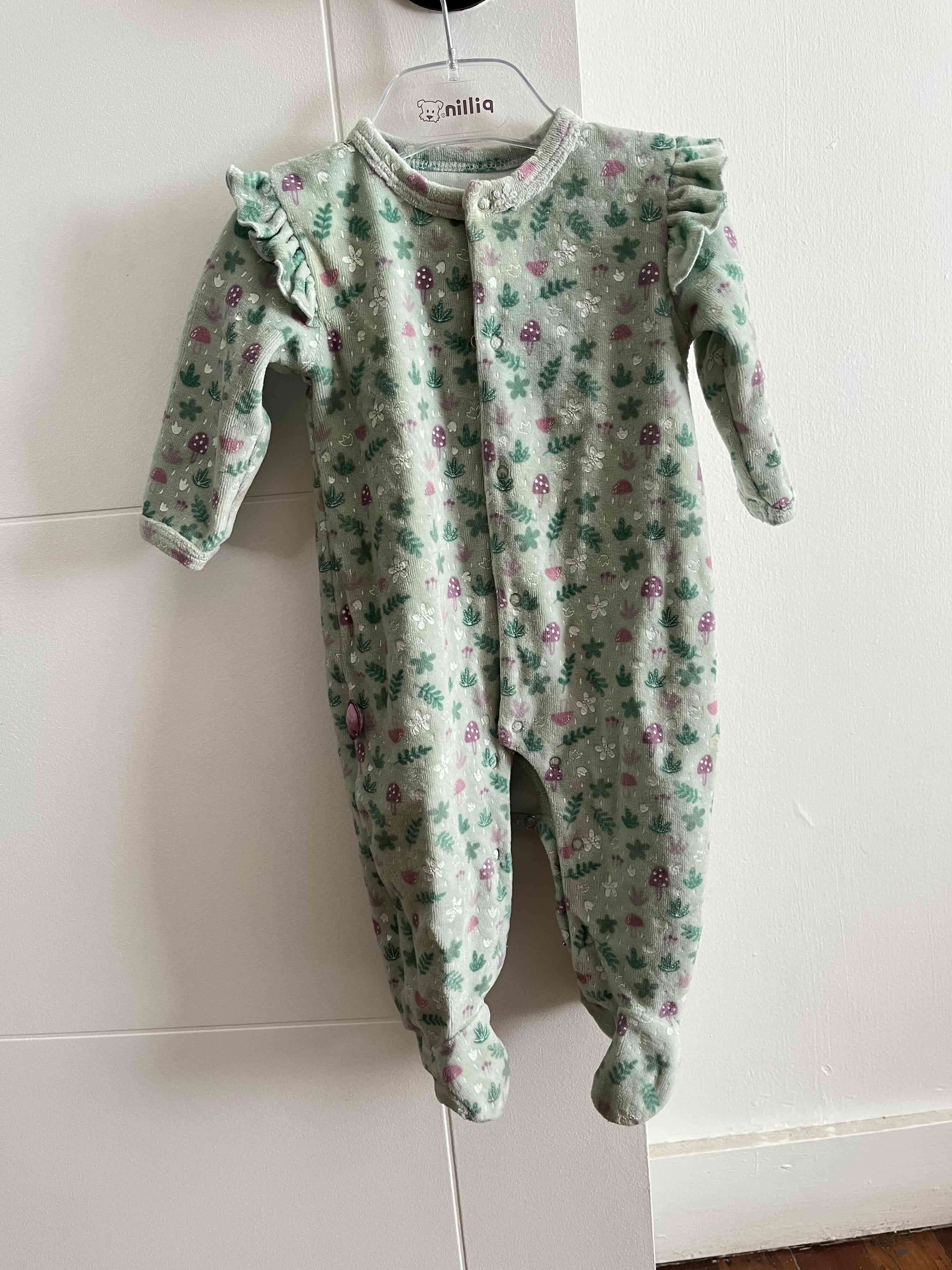Pijama de bebé estampado verde y rosado