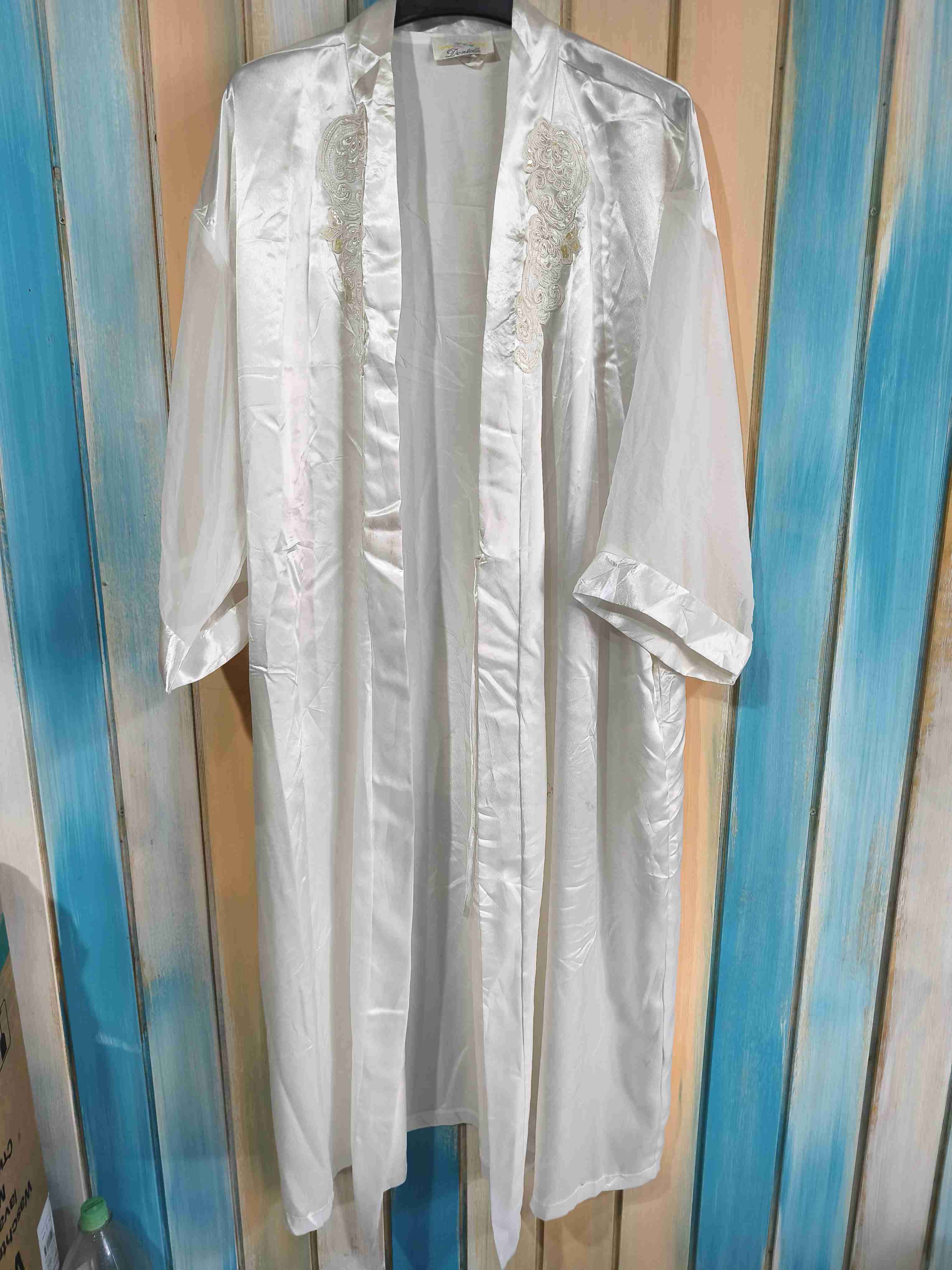 Bata satinada blanca elegante