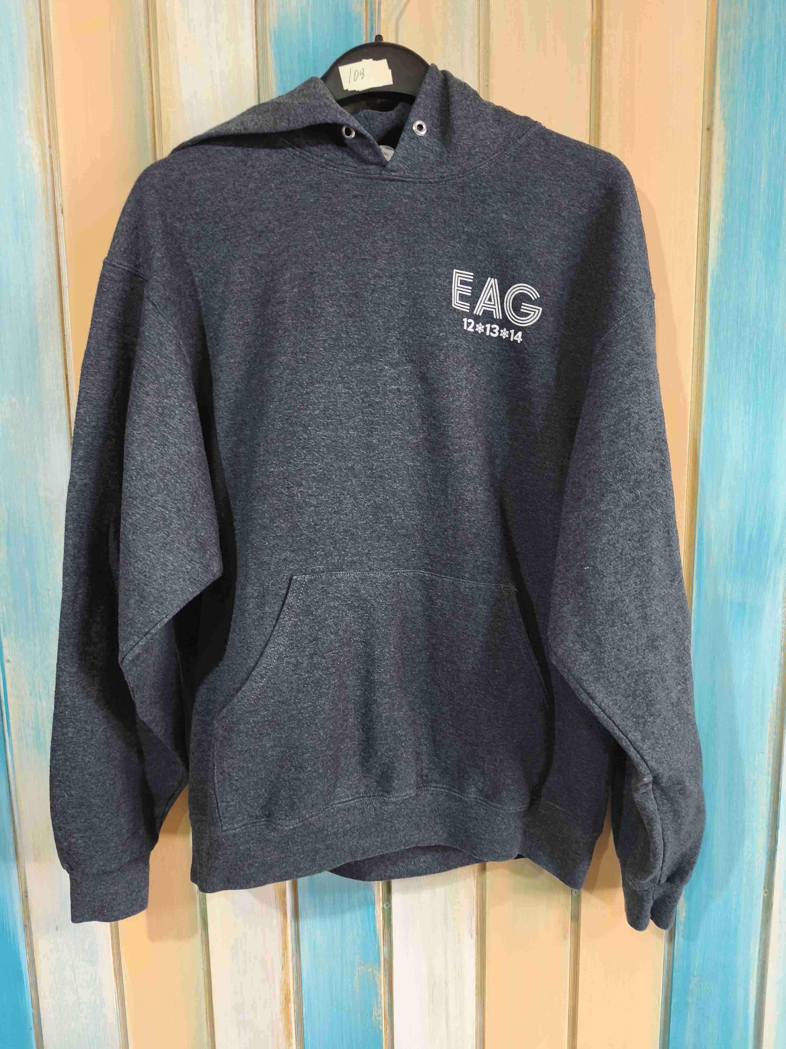 Polerón gris con capucha y logo