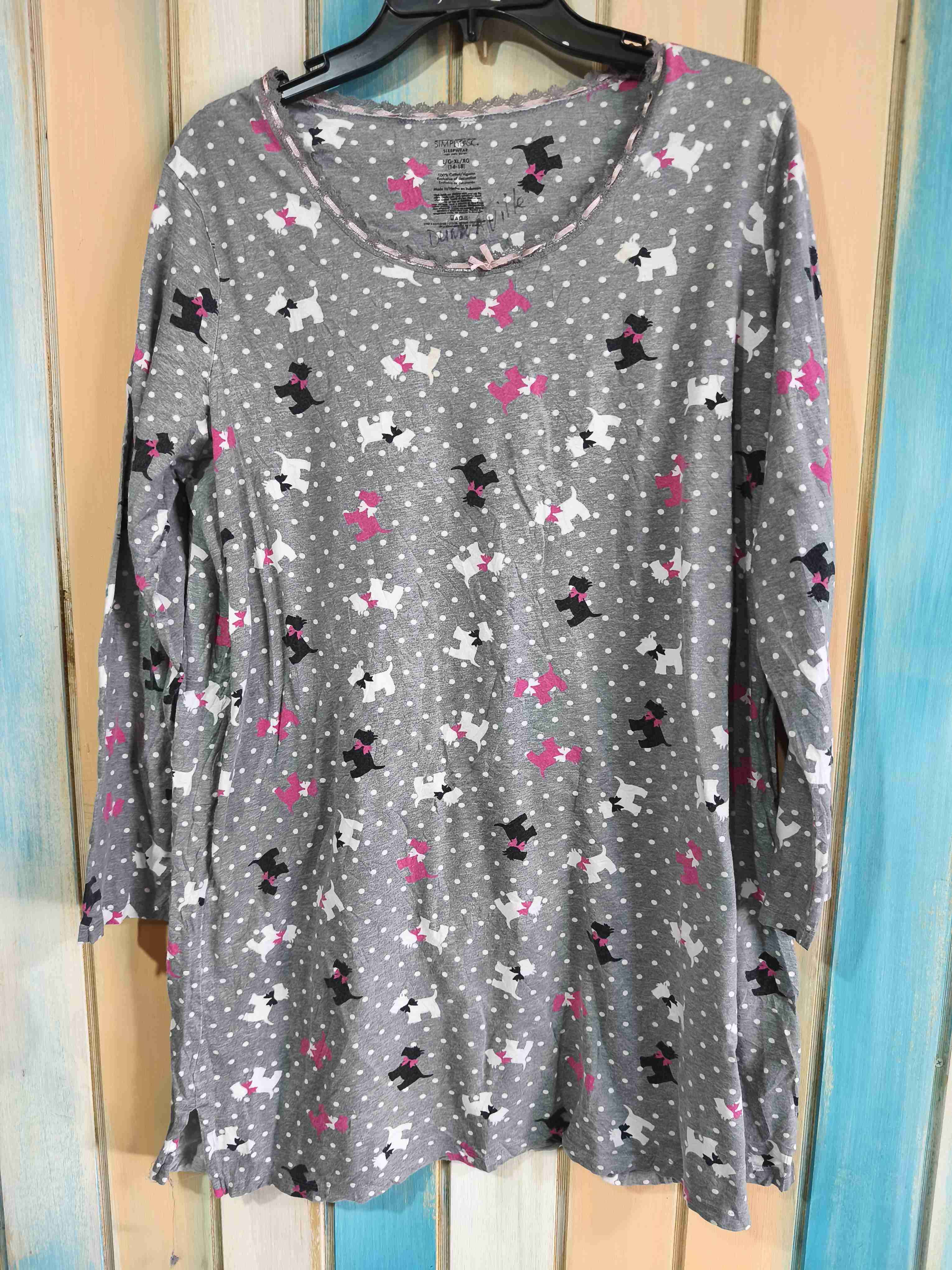 Pijama gris con estampado de perros