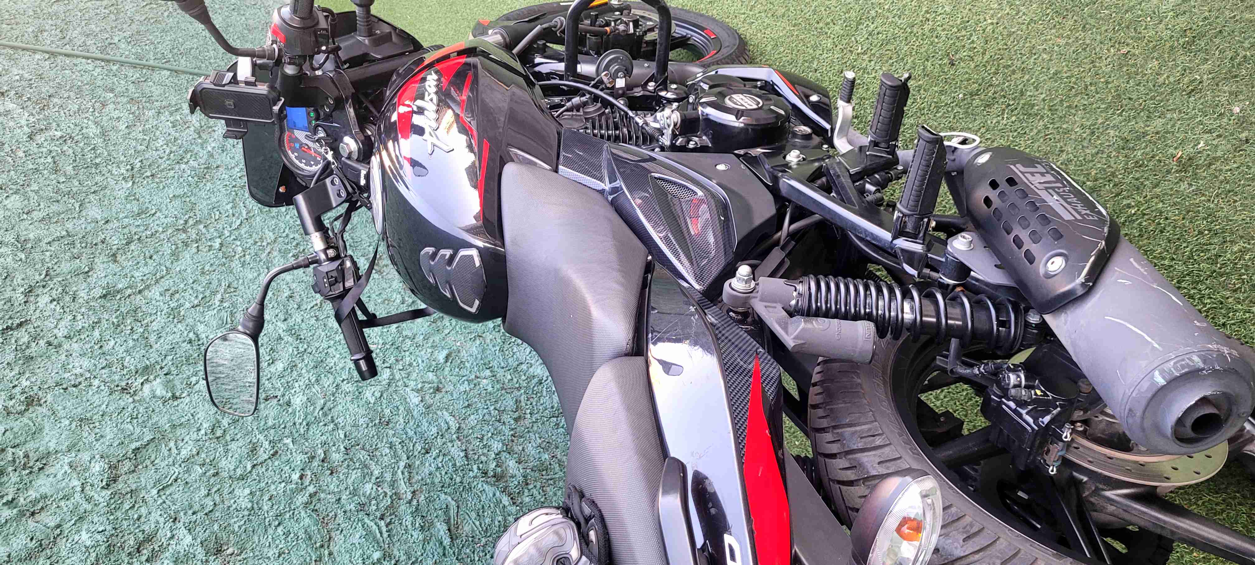 Motocicleta deportiva negra 150 neo - miniatura 2