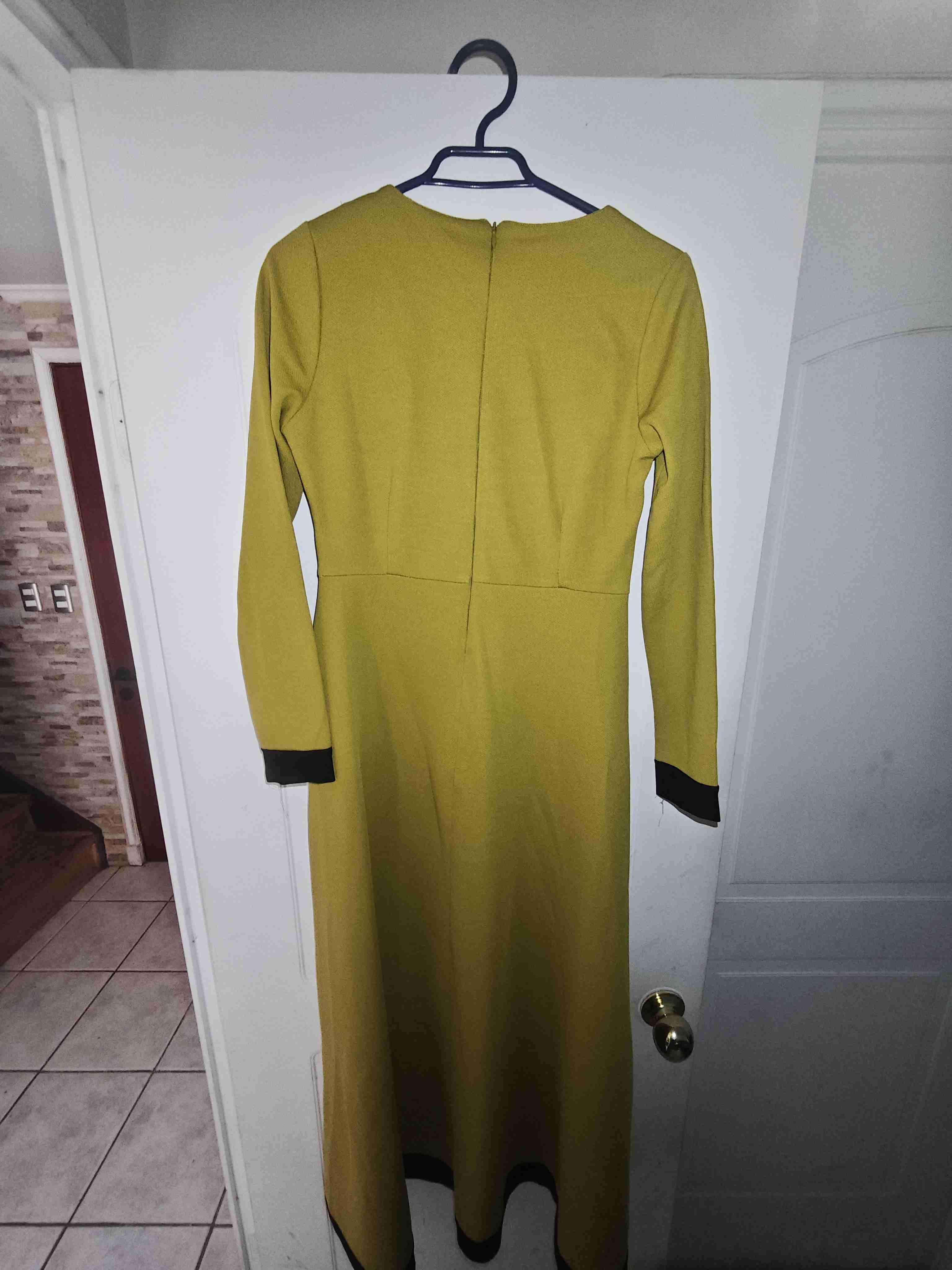 Vestido largo verde oliva con encaje - miniatura 2