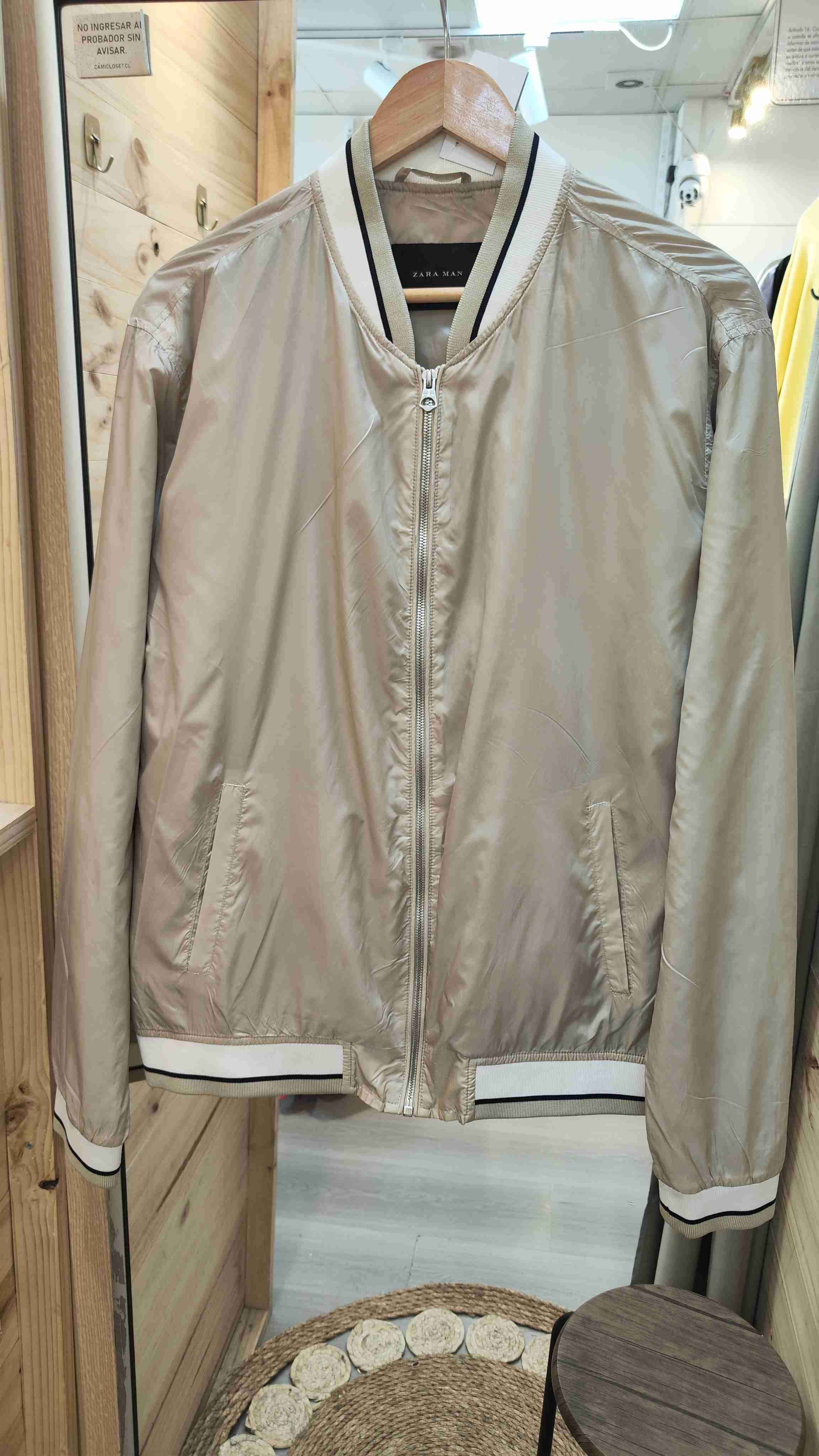 Chaqueta cortavientos estilo bomber beige Zara