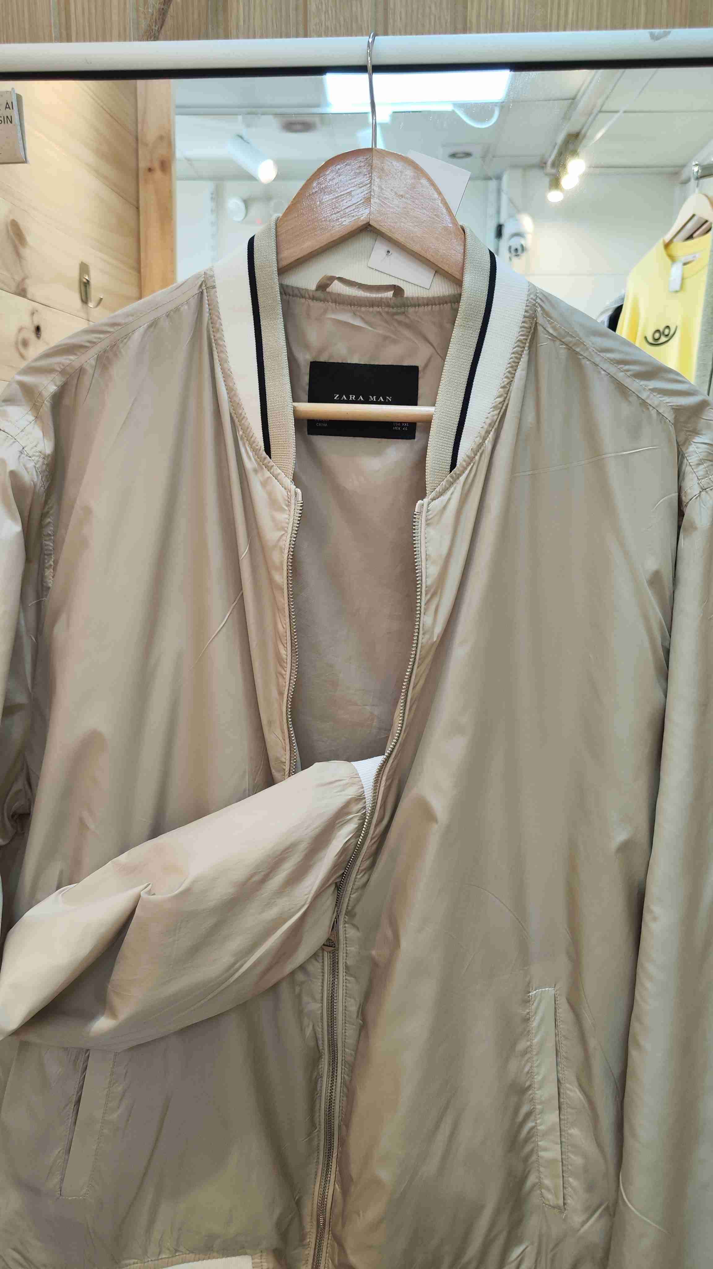 Chaqueta cortavientos estilo bomber beige Zara - miniatura 3