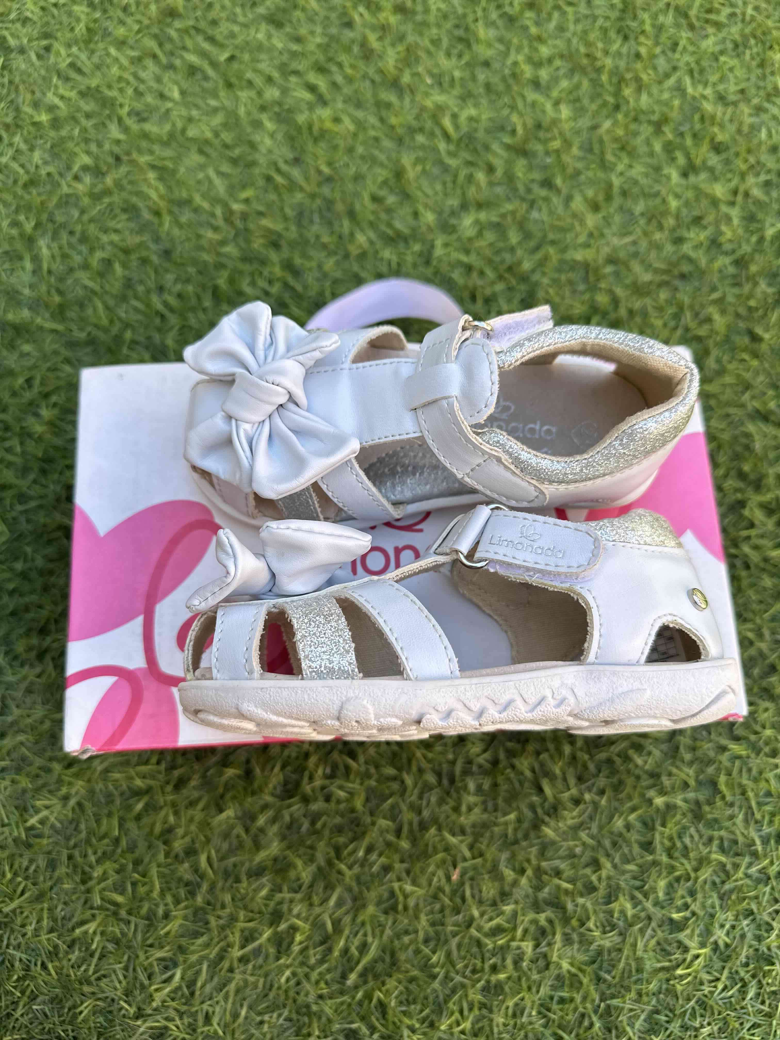 Sandalias blancas con lazo - miniatura 3