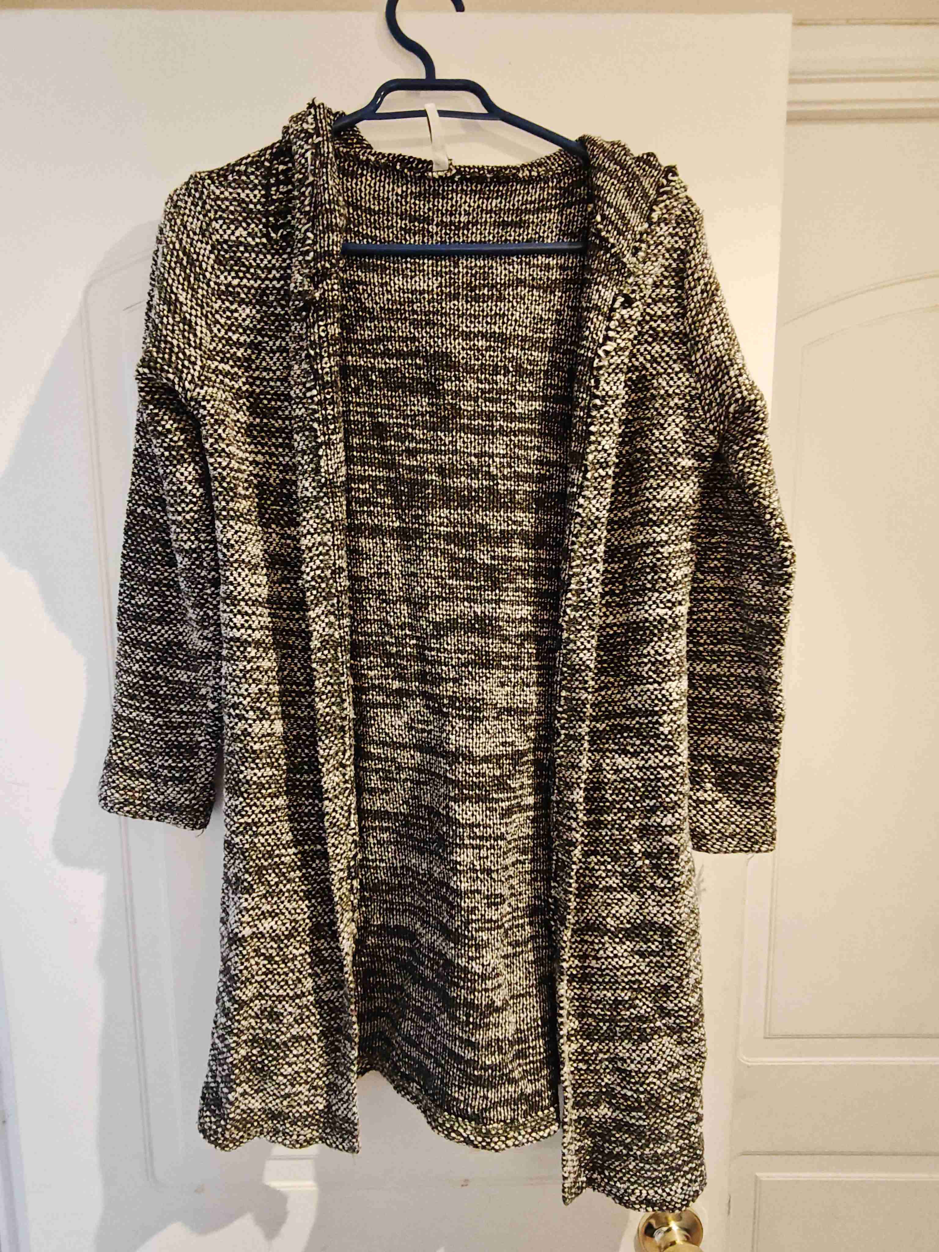 Cardigan largo blanco, gris y negro