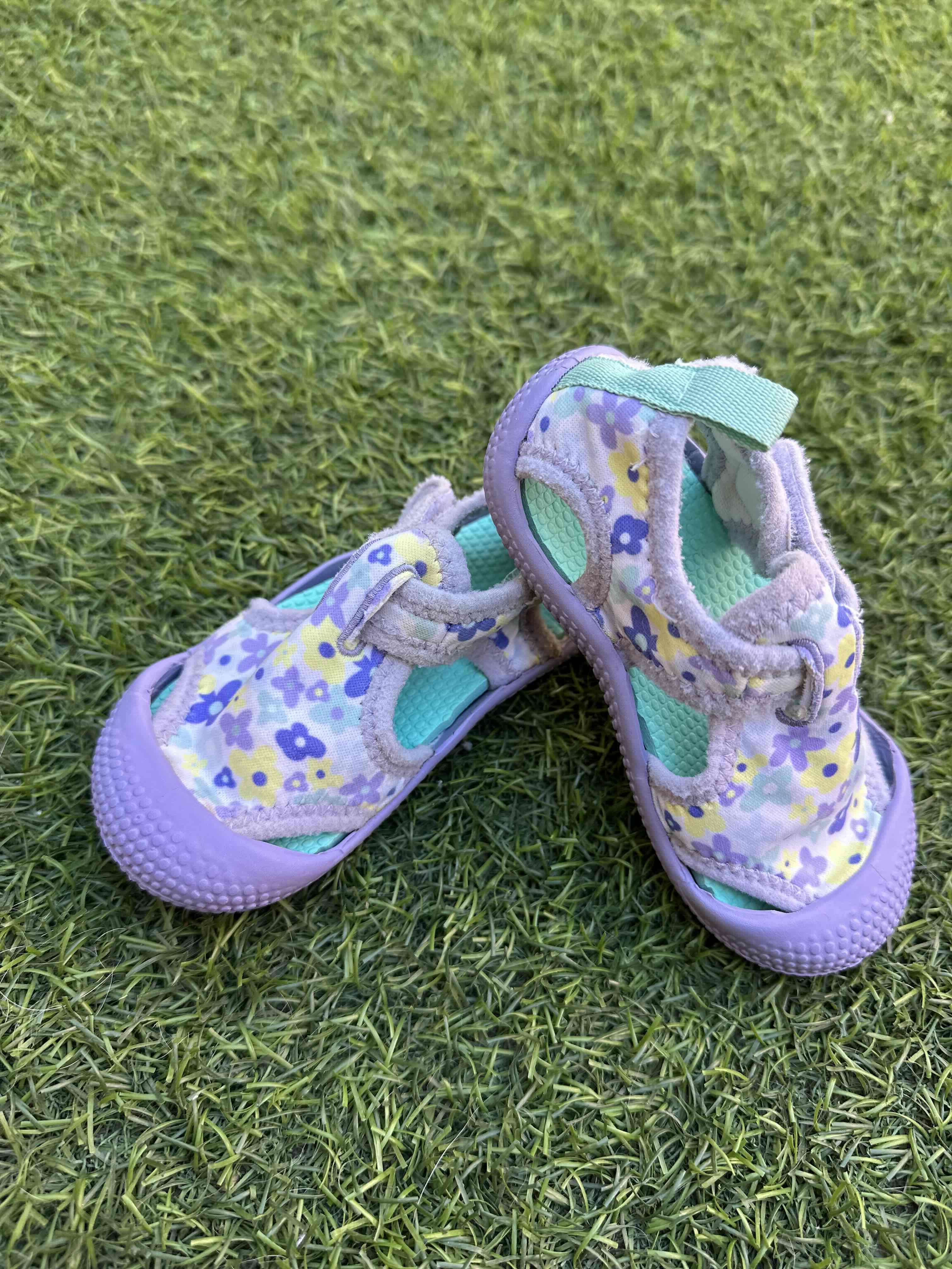 Zapatos de bebé con diseño floral - miniatura 4