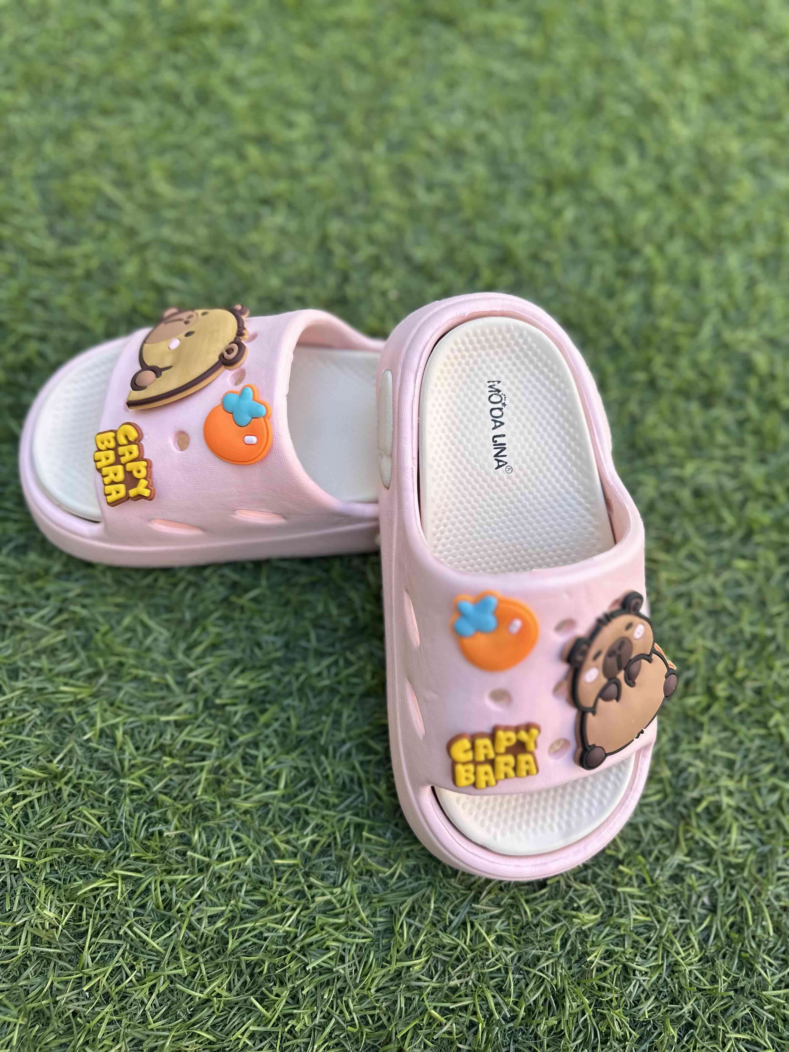 Sandalias rosadas con decoración de animales - miniatura 3