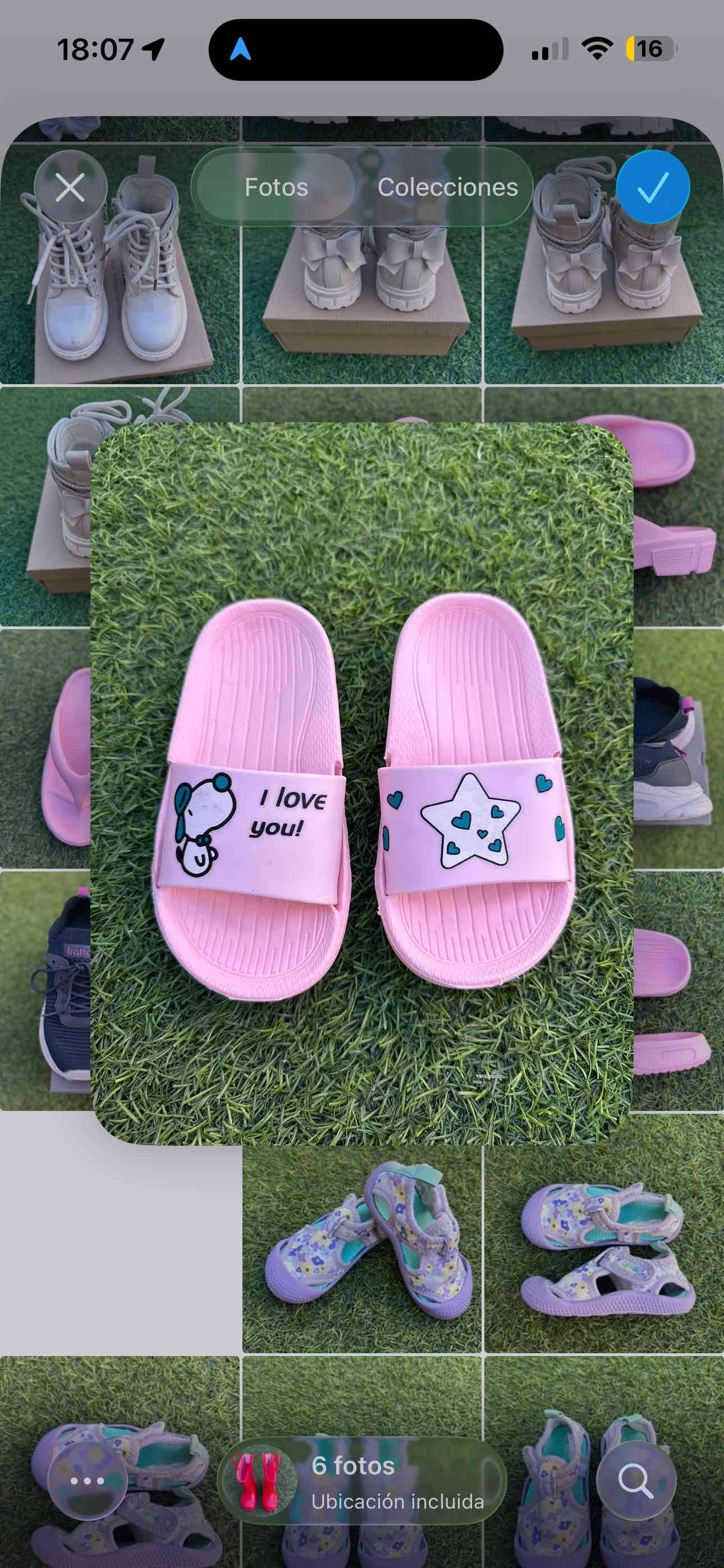 Sandalias rosadas con diseño infantil