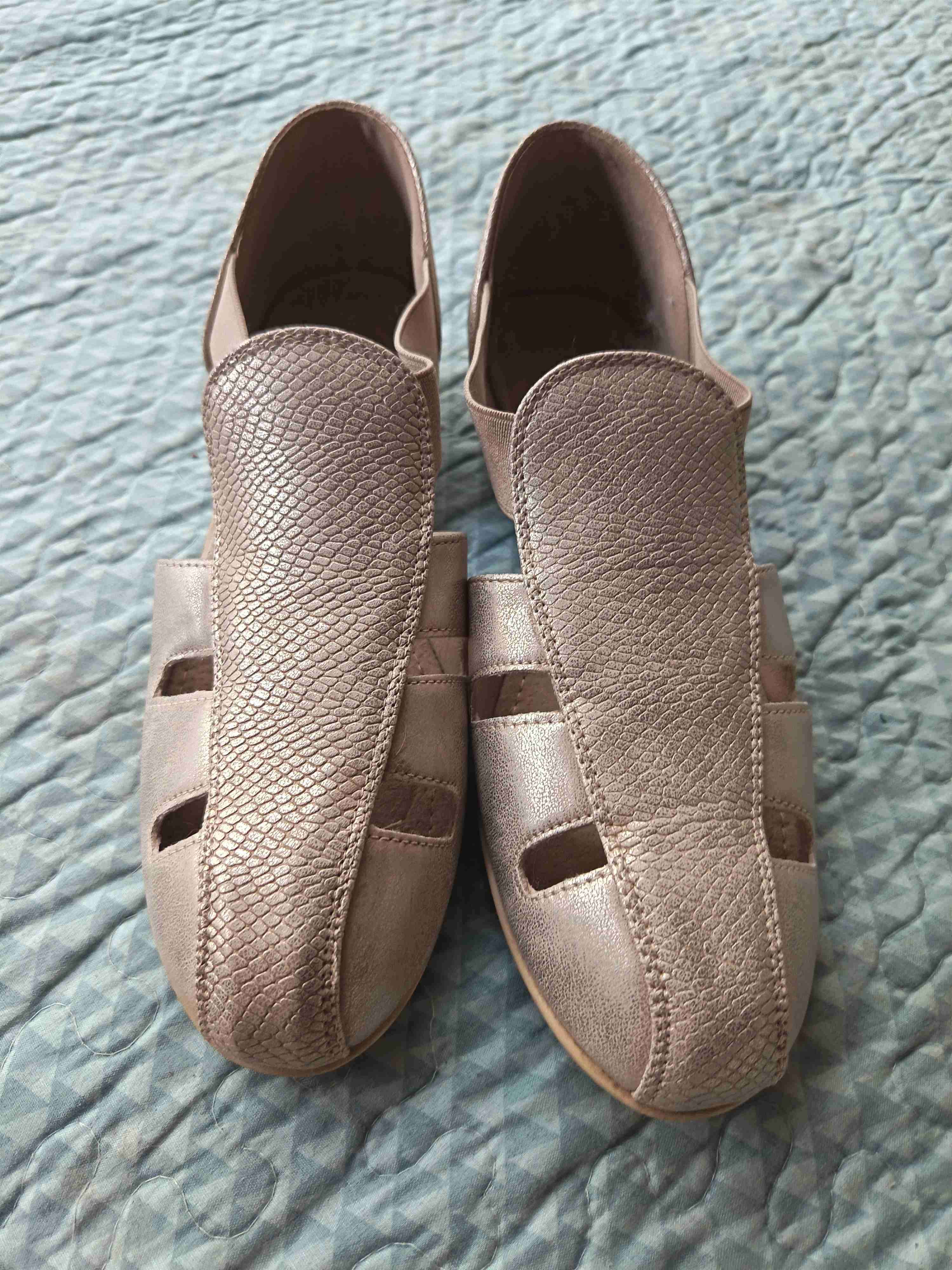 Sandalias beige con diseño texturizado - miniatura 2